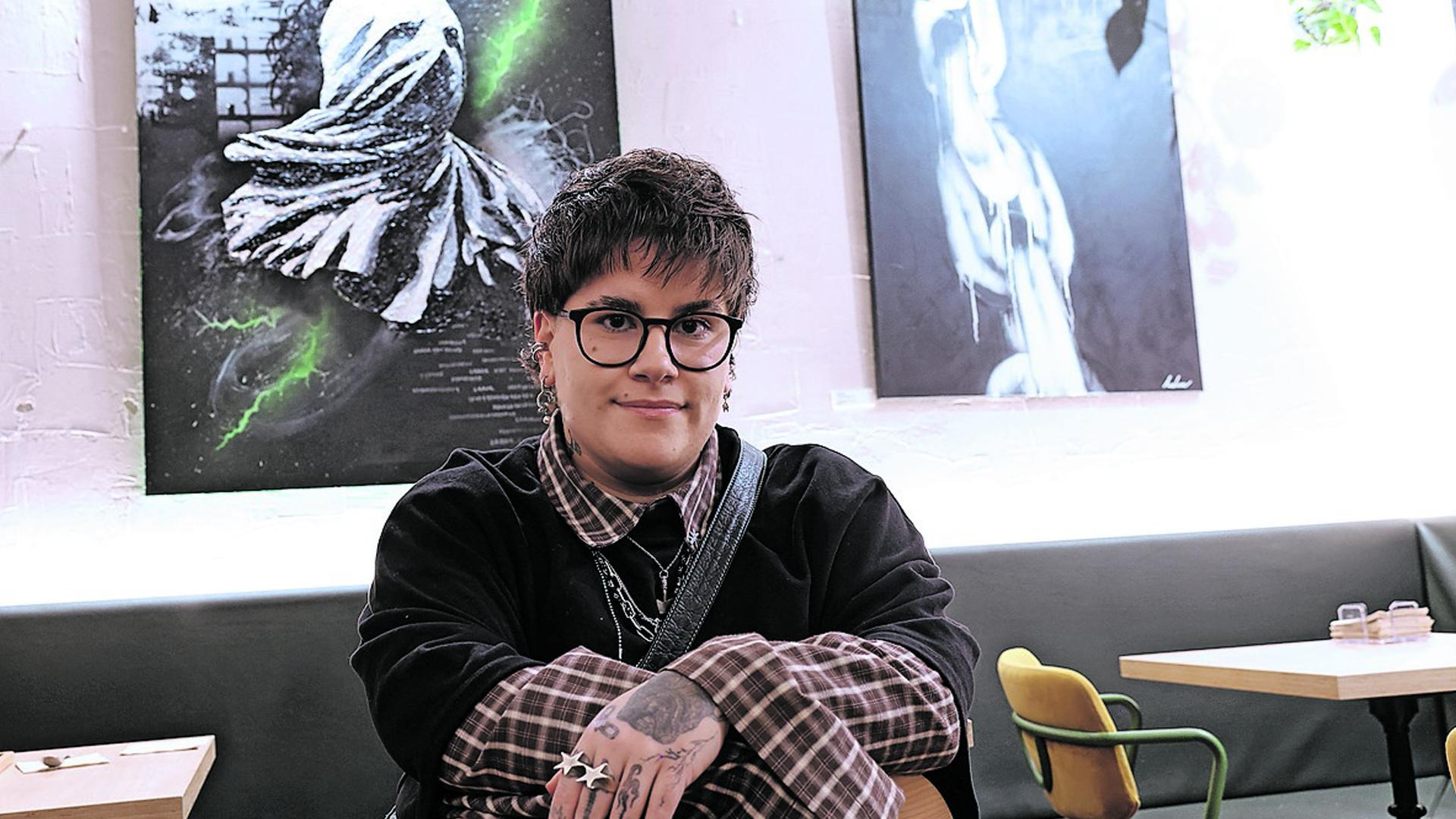 Andrea Rodríguez Sánchez, delante de sus obras Futuro Roto y Chains, en la cafetería.