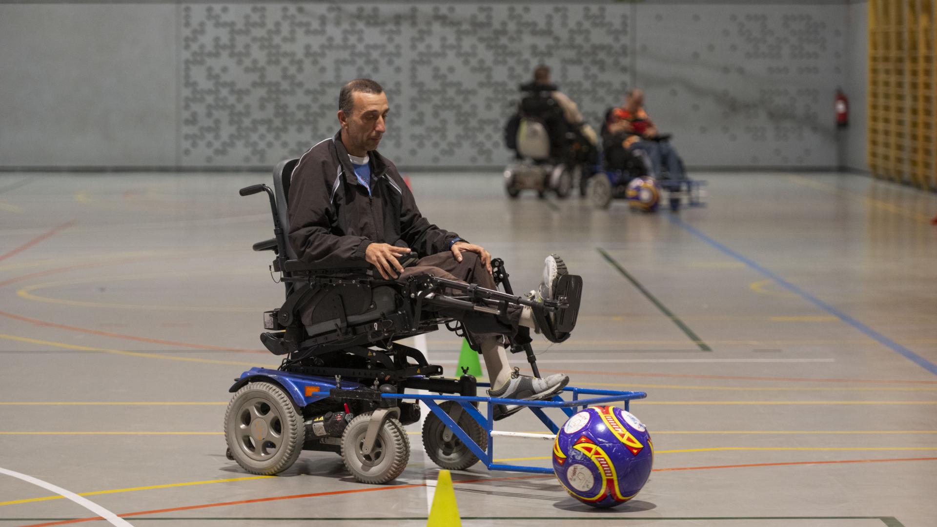 Eduardo González, con la silla a motor y la estructura, controla un balón