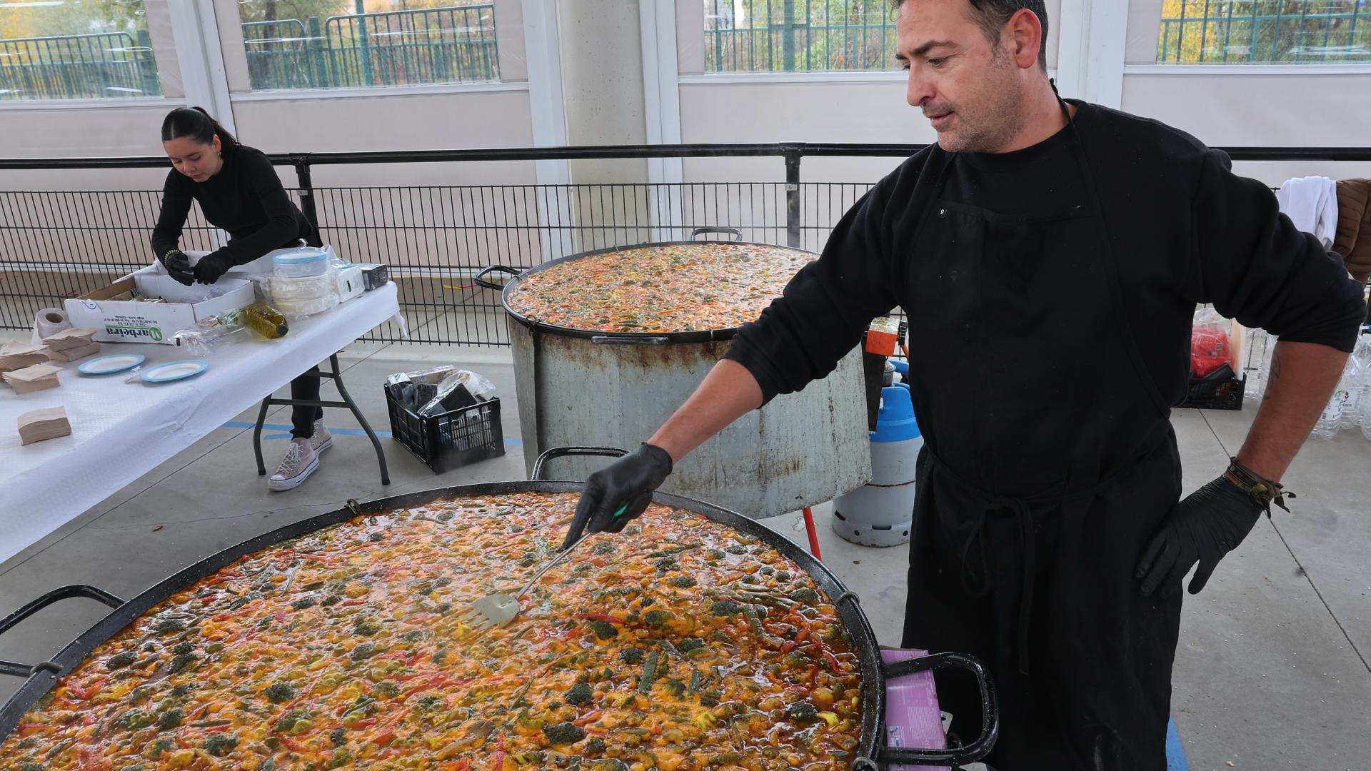 Julio Cortecillo, concentrado preparando las paellas de brócoli y otros vegetales como pimentón, calabacín y alubias verdes.