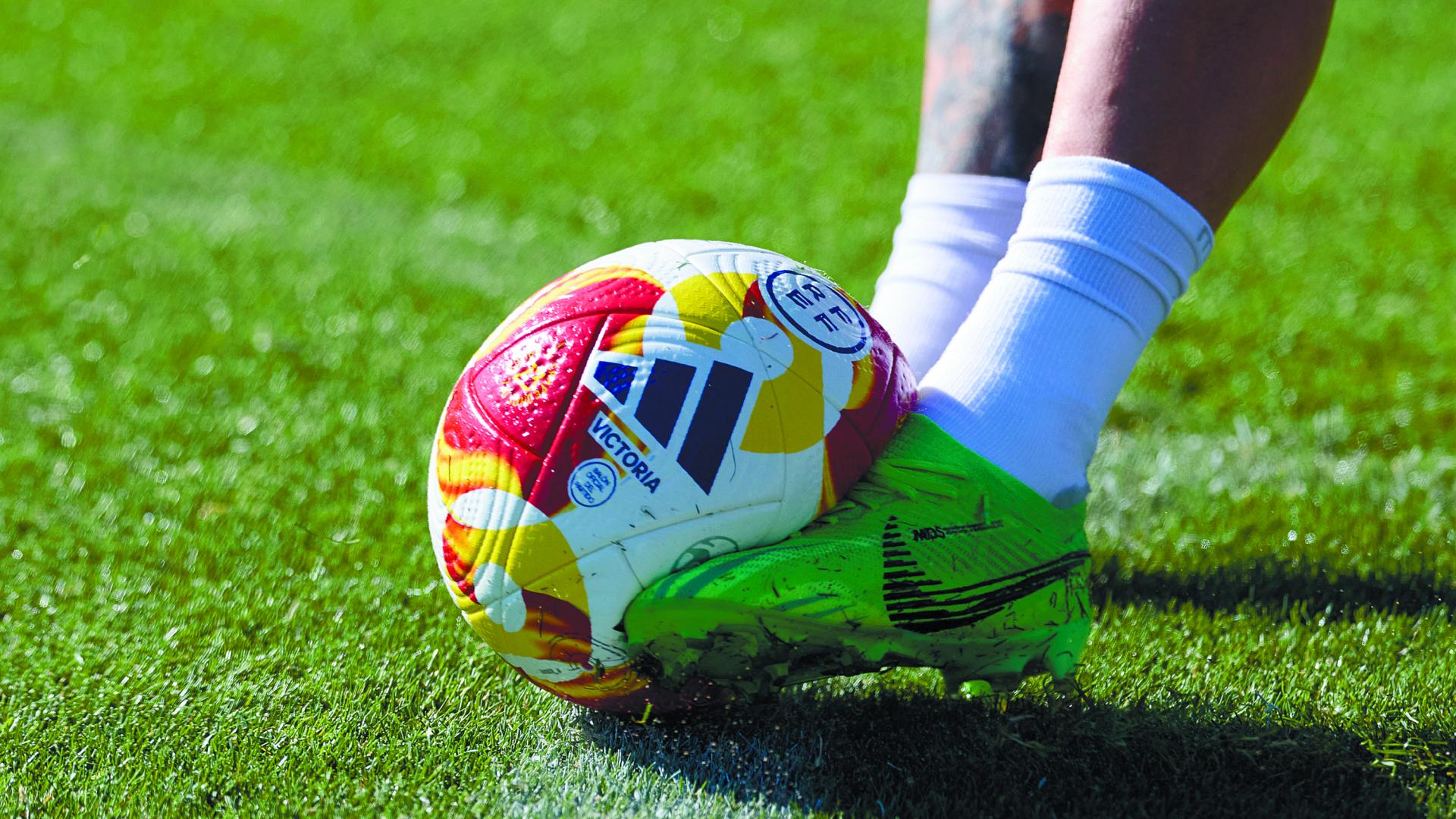 Rubén García golpea con su pierna izquierda el balón de la Copa en un entrenamiento reciente en Tajonar