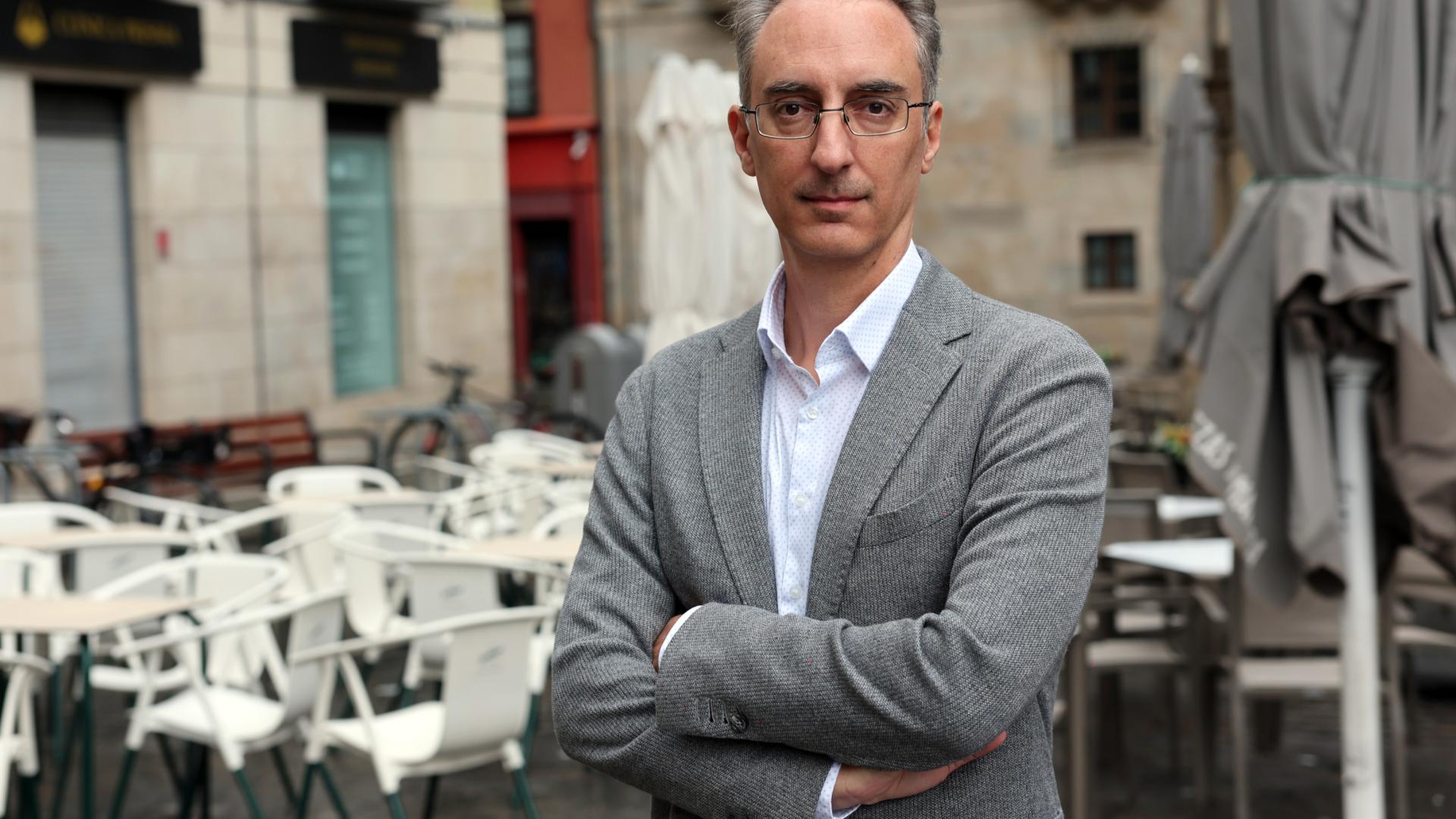 El periodista de El País Andrea Rizzi, en la plazuela del Consejo de Pamplona, horas antes de su conferencia en Civican
