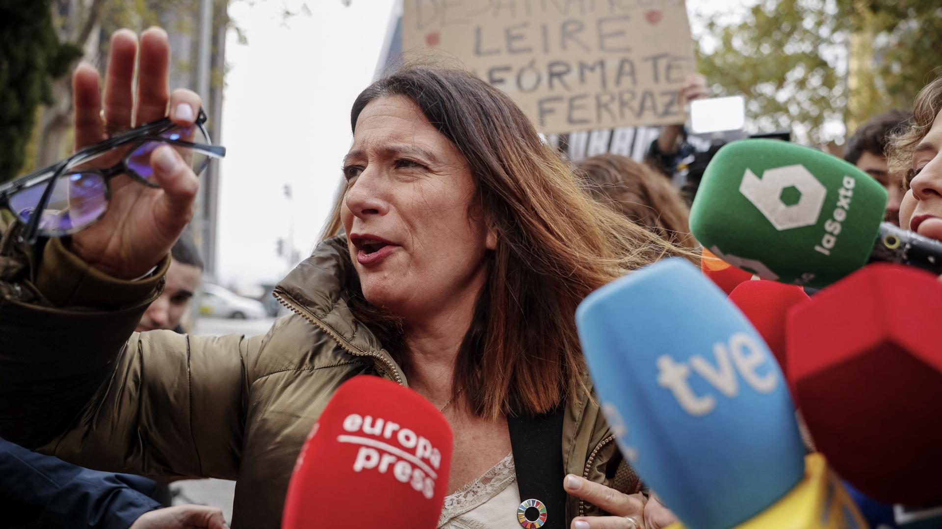 Leire Díez (c), exmilitante del PSOE, a las puertas de los Juzgados de Plaza de Castilla este lunes
