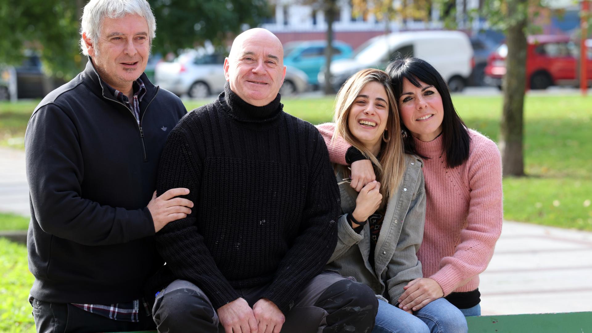 Equipo de Besarkada y supervivientes. De izda a dcha; Unax Flores, psicólogo, Manu Mendoza, superviviente, Sara Pérez, psicóloga y superviviente y Miren Bravo, trabajadora social.
