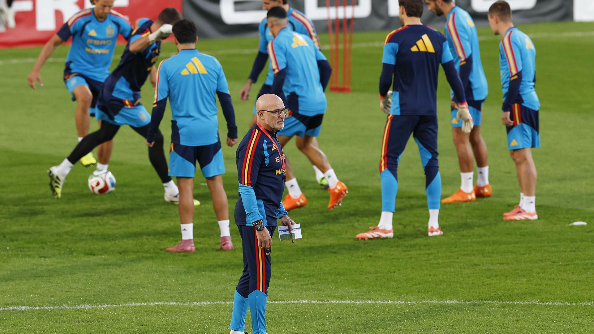 El seleccionador español de fútbol, Luis de la Fuente, durante el entrenamiento del equipo este lunes 17 de noviembre en el estadio de la Ciudad Deportiva del Sevilla, en la víspera del partido de la fase de clasificación para el Mundial 2026 que les enfrenta a Turquía /