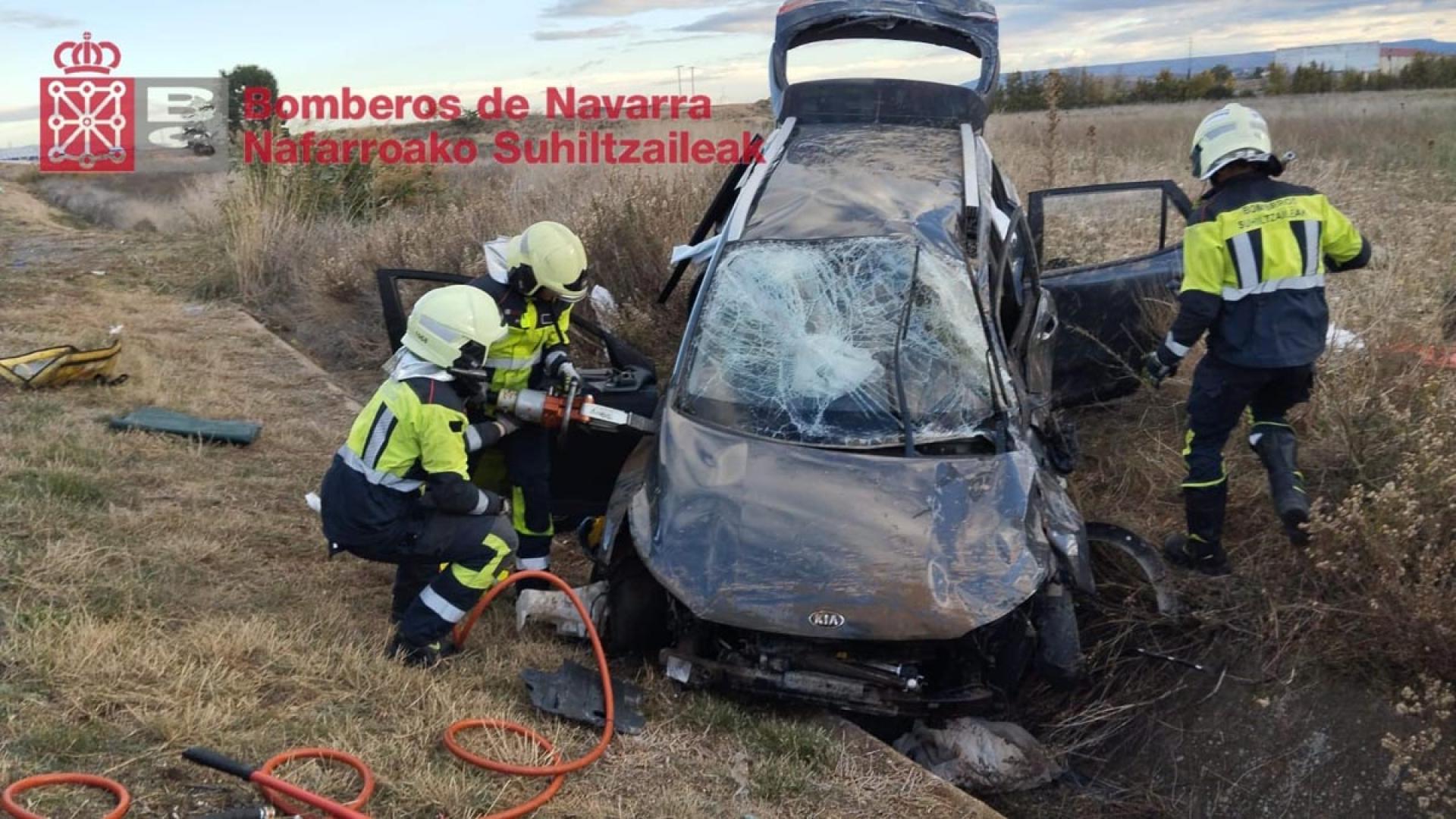 Los bomberos, con el vehículo accidentado
