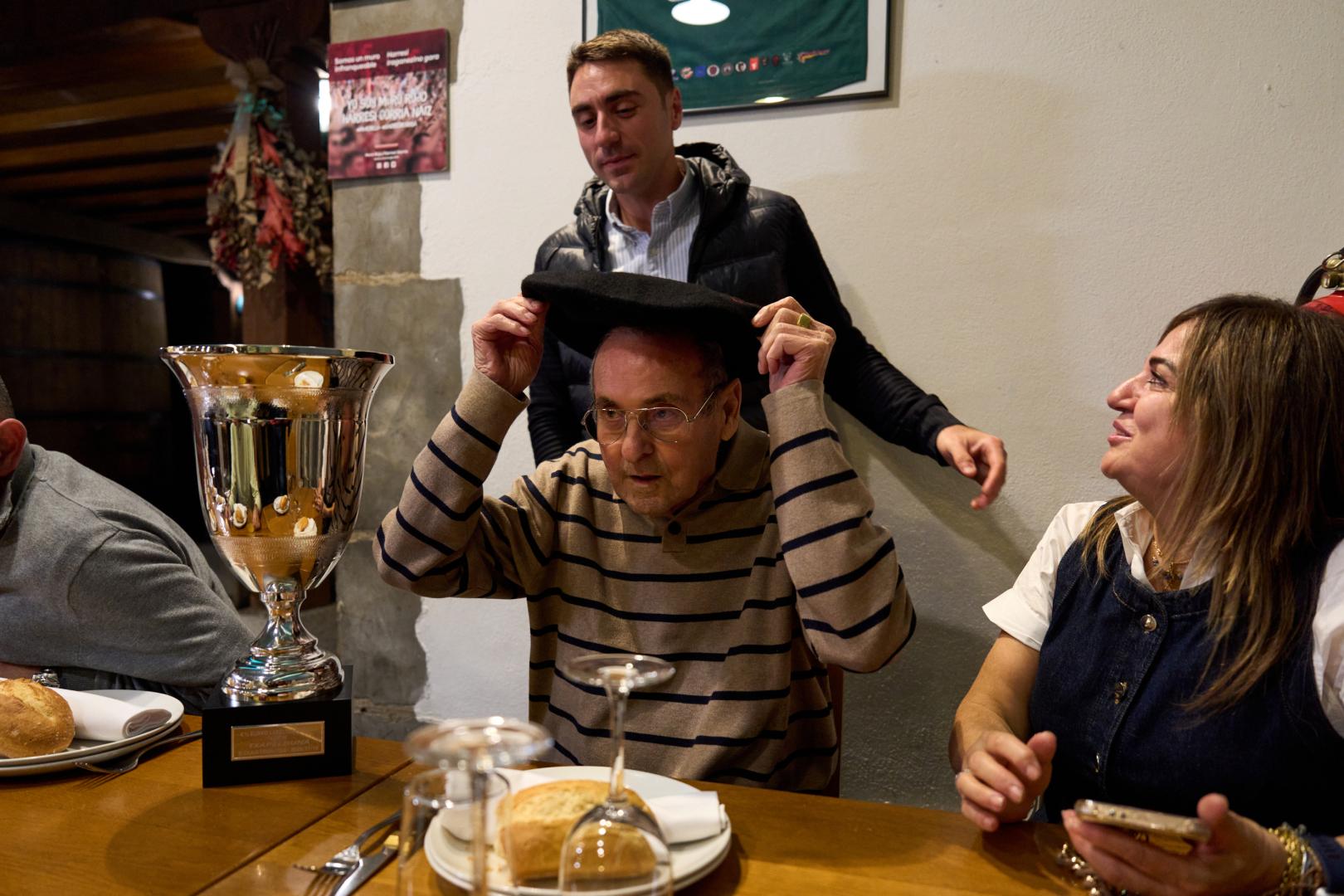 Peio Etxeberria le da la txapela a su abuelo Rafael.