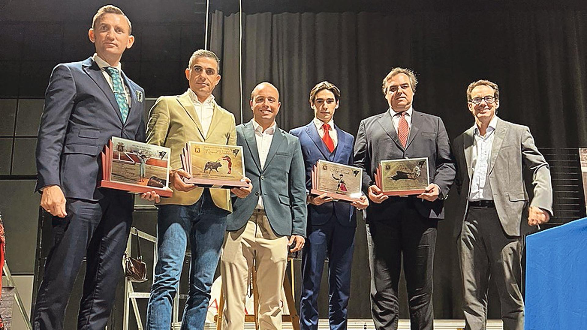 Los galardonados posaron tras la entrega de premios /
