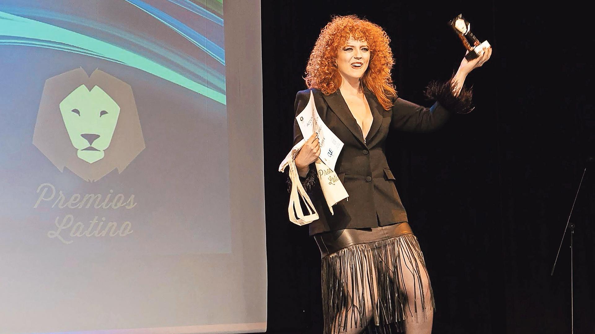 Yhael May, en el momento de recoger el premio /