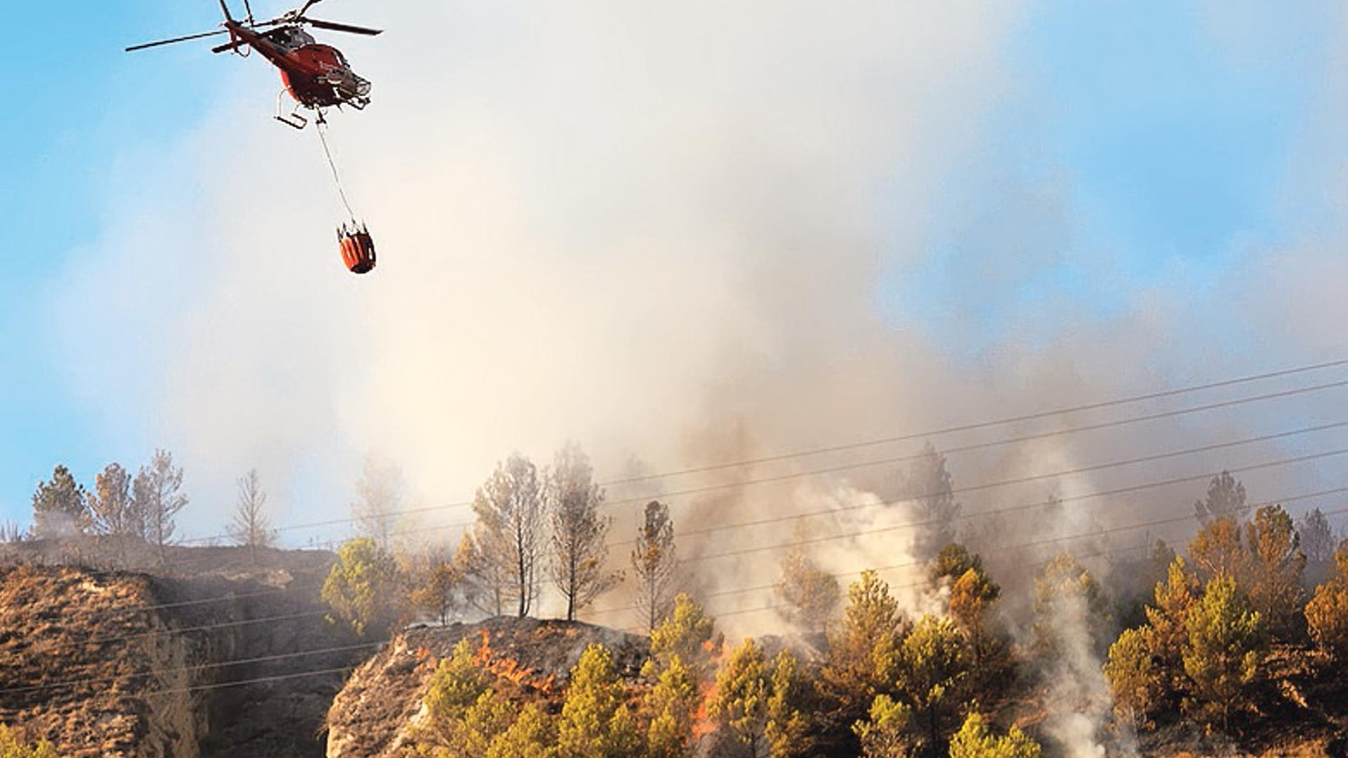 Un helicóptero sofoca el incendio de 2022 en monte Ezkaba /