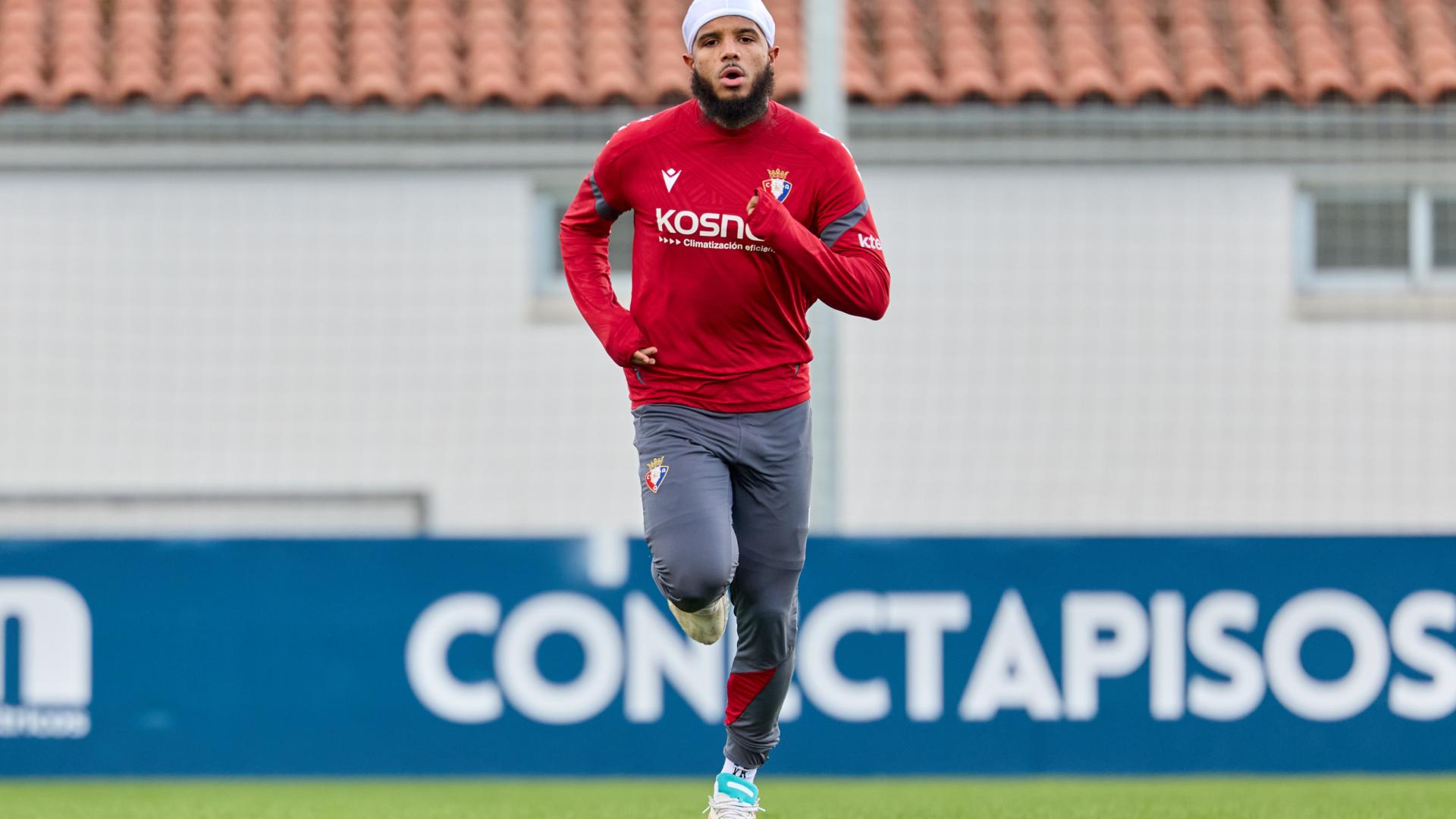 Valentin Rosier, corriendo este lunes en el campo de entrenamiento