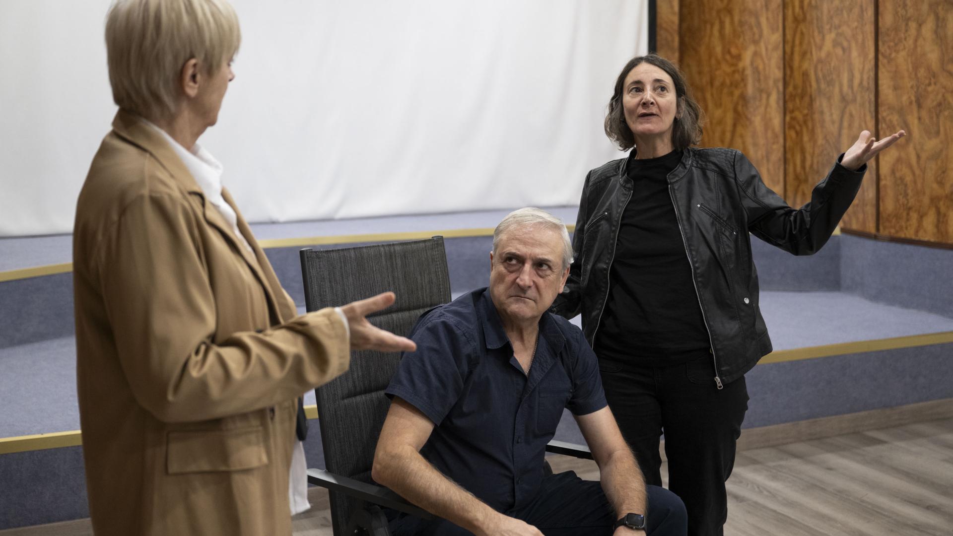 Los actores Rosa Nagore (izq.), Juan Cruz Sesma y Macu Gutiérrez, este lunes durante un ensayo de la obra