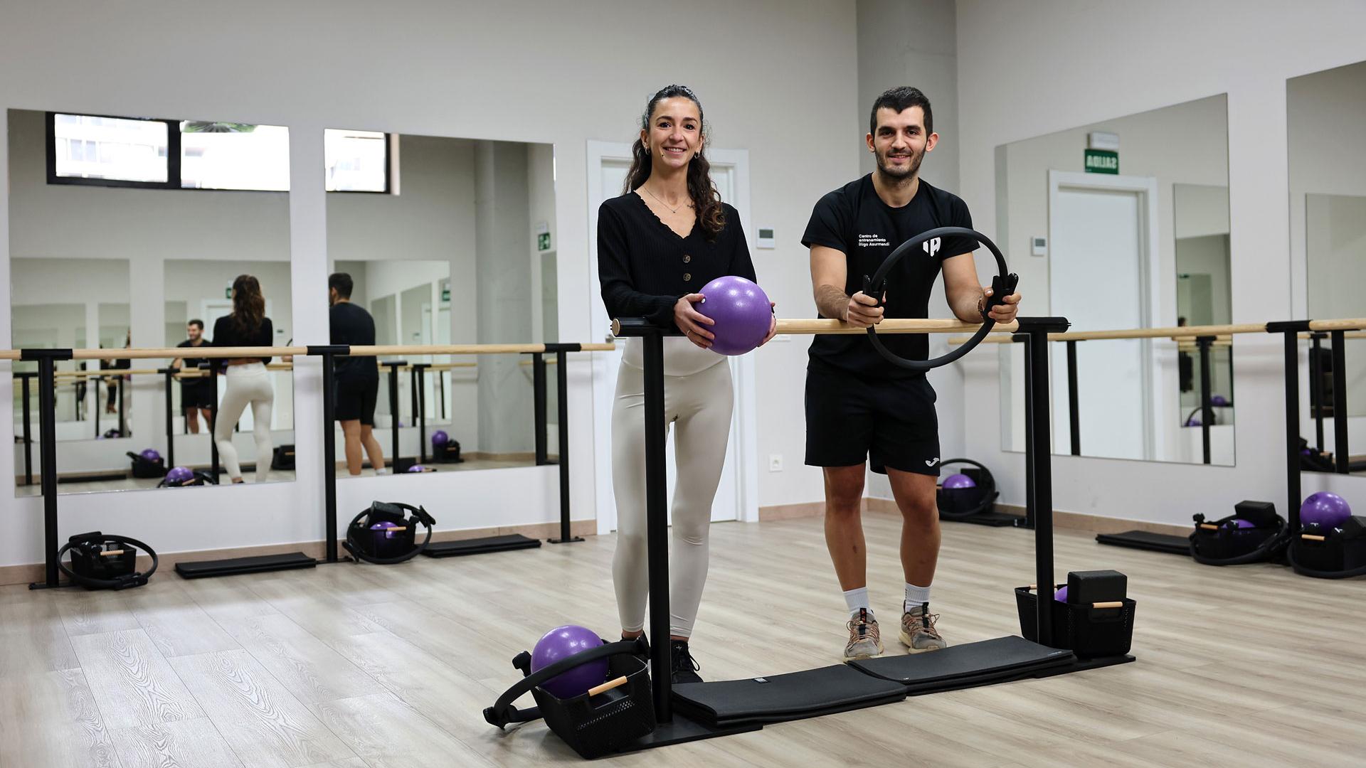 Ángela Jaurrieta e Íñigo Asurmendi, posa en la sala del estudio de barre donde la primera imparte sus clases en el barrio de Lezkairu