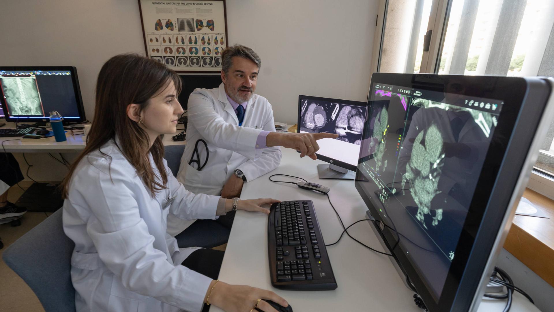 El Dr. Juan Pablo de Torres, codirector del Departamento de Neumología, con la Dra. Ana Ezponda, especialista en radiodiagnóstico de la Clínica Universidad de Navarra