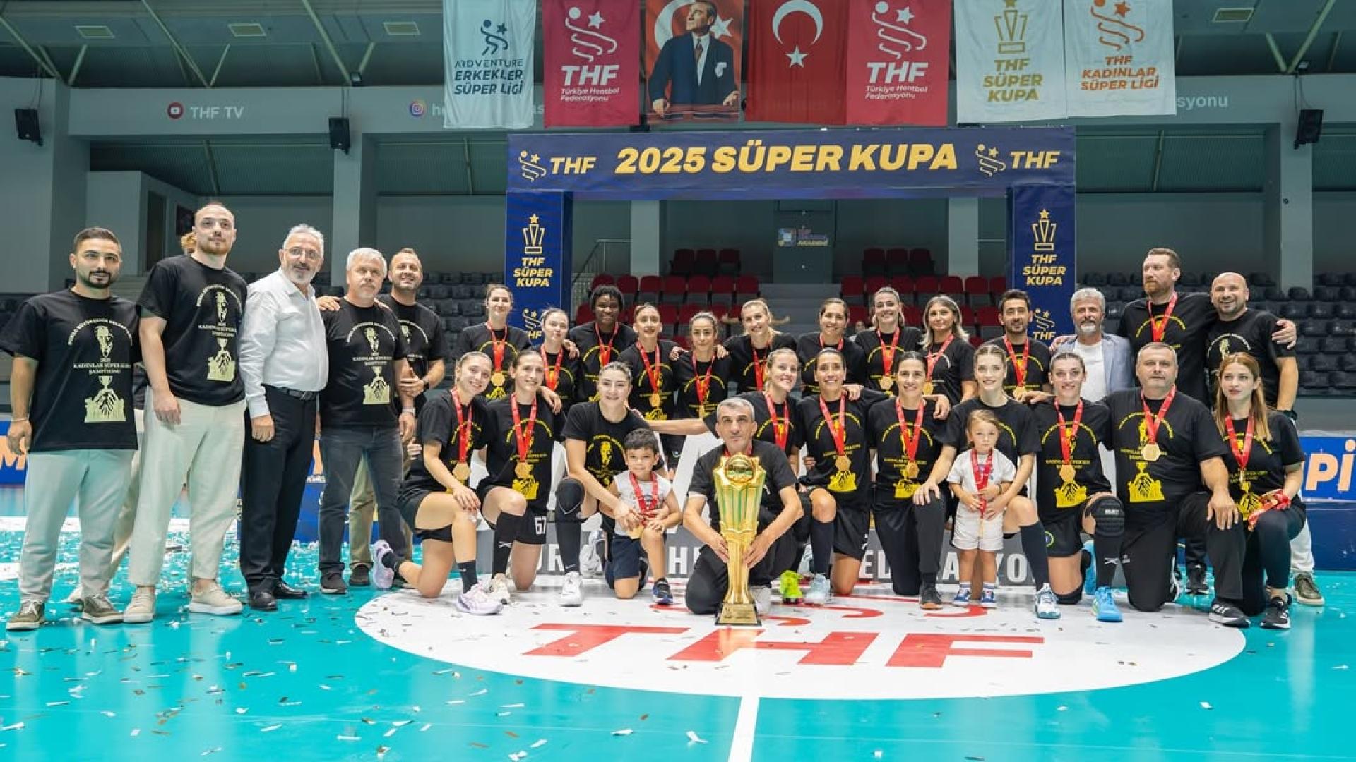 La plantilla del Bursa, campeona de la Supercopa turca el pasado verano