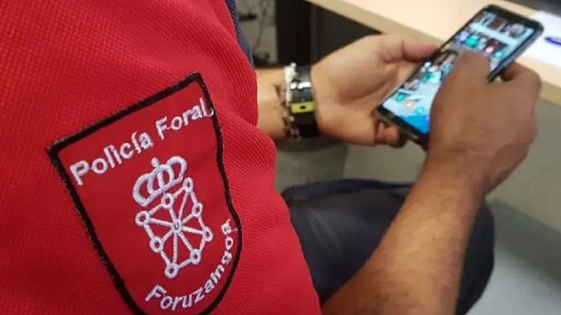Un agente de Policía Foral verifica un terminal durante una investigación