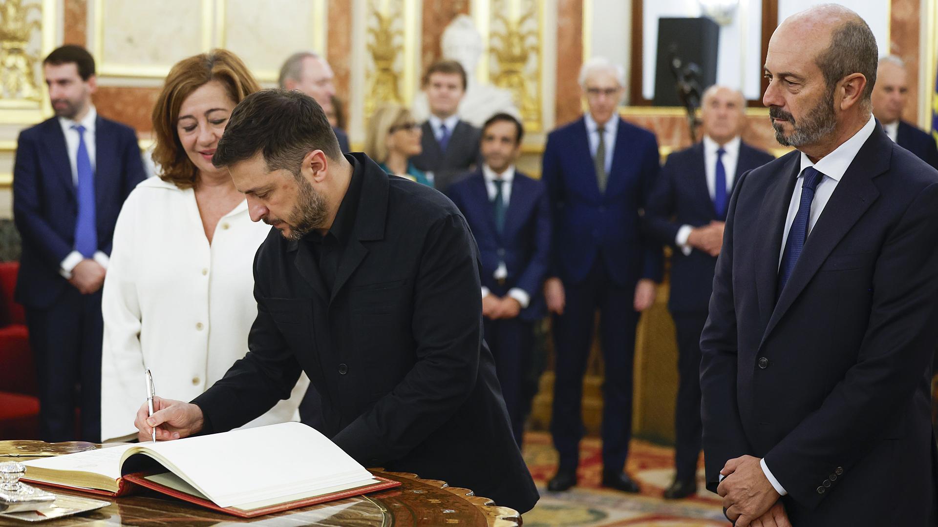 La presidenta del Congreso, Francina Armengol (izda.), y el presidente del Senado, Pedro Rollán (dcha.), reciben al presidente de Ucrania, Volodímir Zelenski en el Salón de los Pasos Perdidos en el Congreso de los Diputados en Madrid /