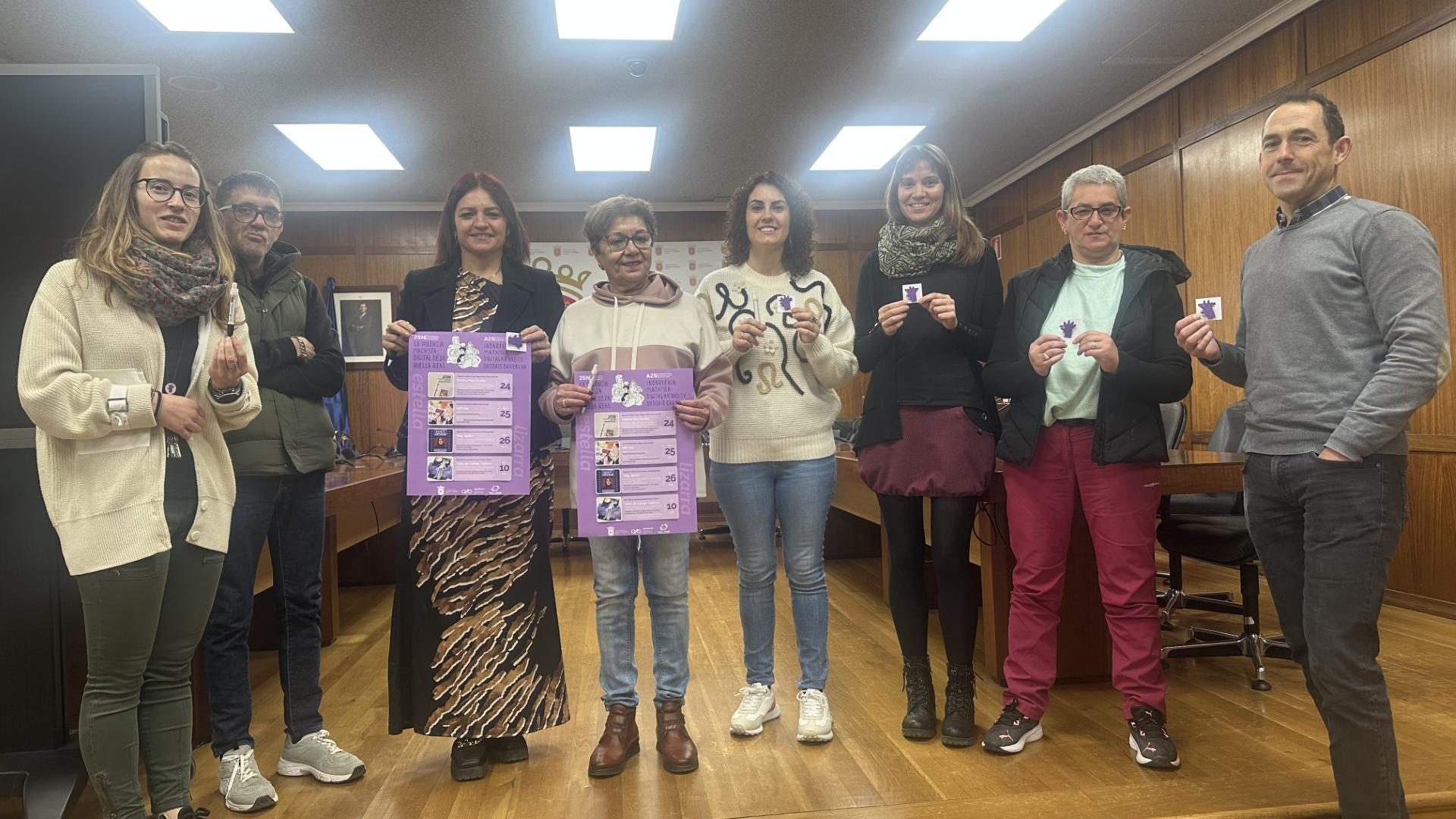 La edil de Igualdad, Azucena Polo, y un grupo de personas usuarias del centro Ordoiz tras la presentación de la campaña del 25 N en el Ayuntamiento de Estella.