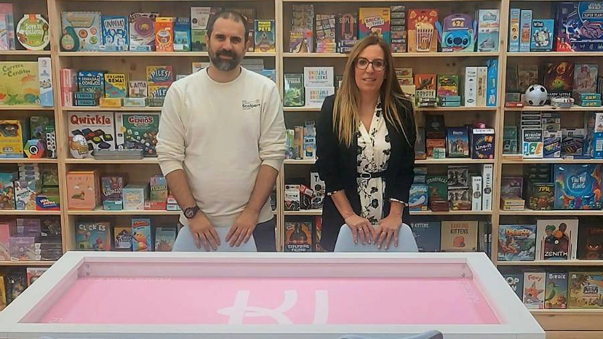 Mikel Gómez y Nuria Ganuza en el interior de su nuevo establecimiento, 'Kokea' /