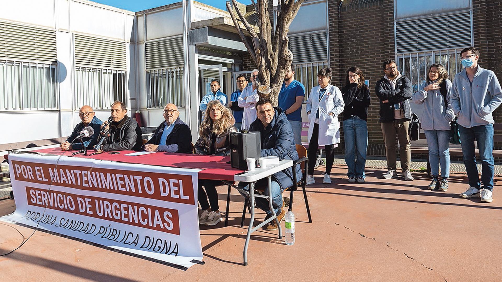 ALCALDES Y PROFESIONALES. De izda. a dcha., los alcaldes de Barillas (José Ramón Martínez), Cascante (Alberto Añón), Murchante (Macario Jarauta), Tulebras (Cristina Díaz) y Ablitas (Carlos Bonel), ante el centro de salud de Cascante y con varios profesionales del mismo a sus espaldas /