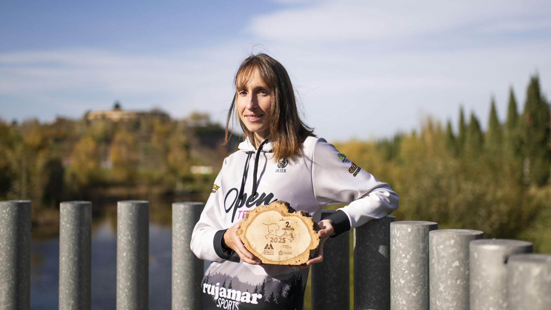 Naiara Irigoyen Indave posa con el trofeo como segunda del Marató dels Dements, cita que certificó su subcampeonato en las Skyrunner World Series.