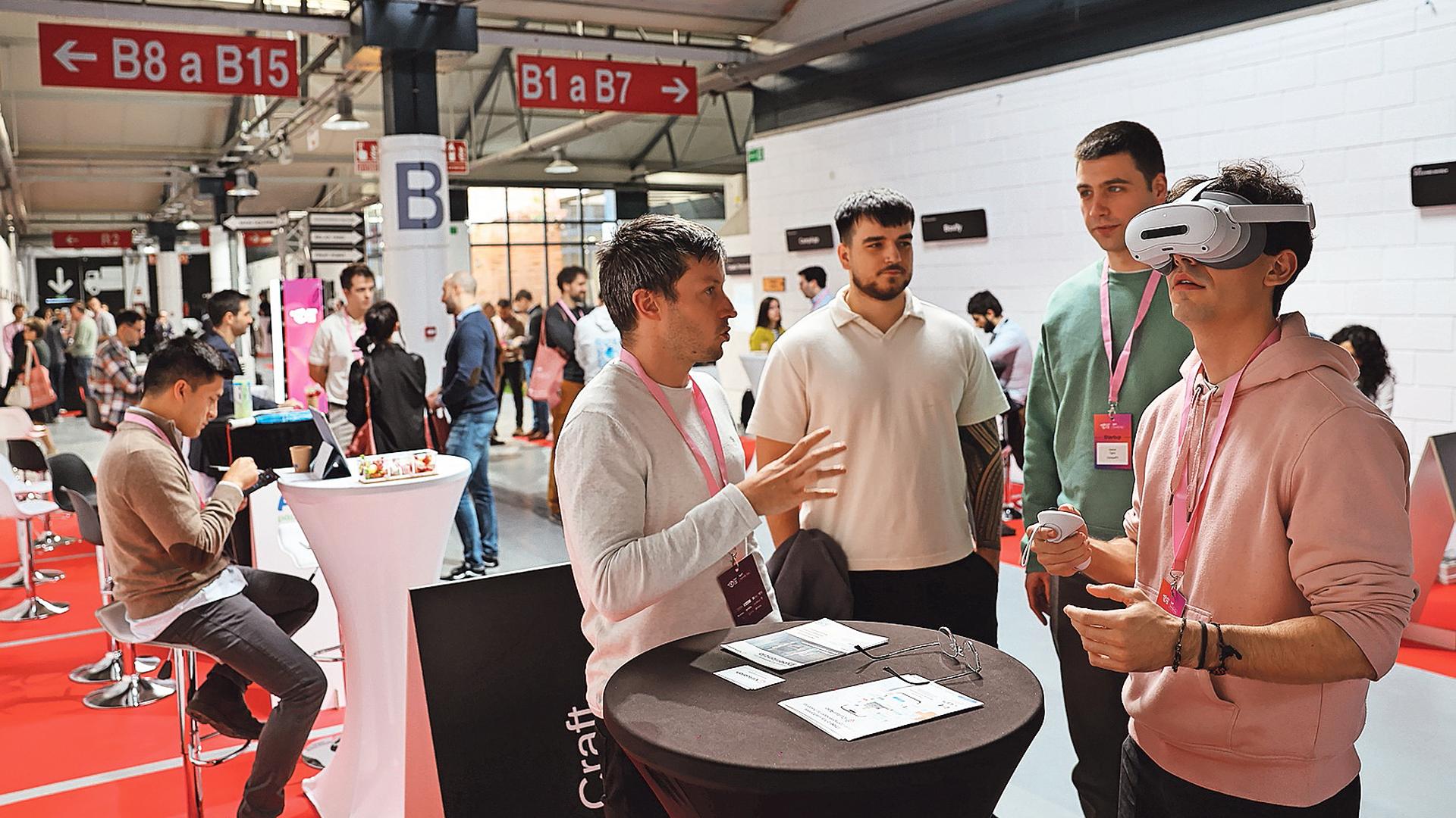 Uno de los stands de emprendedores desplegado ayer en las instalaciones de Cein en Noáin /