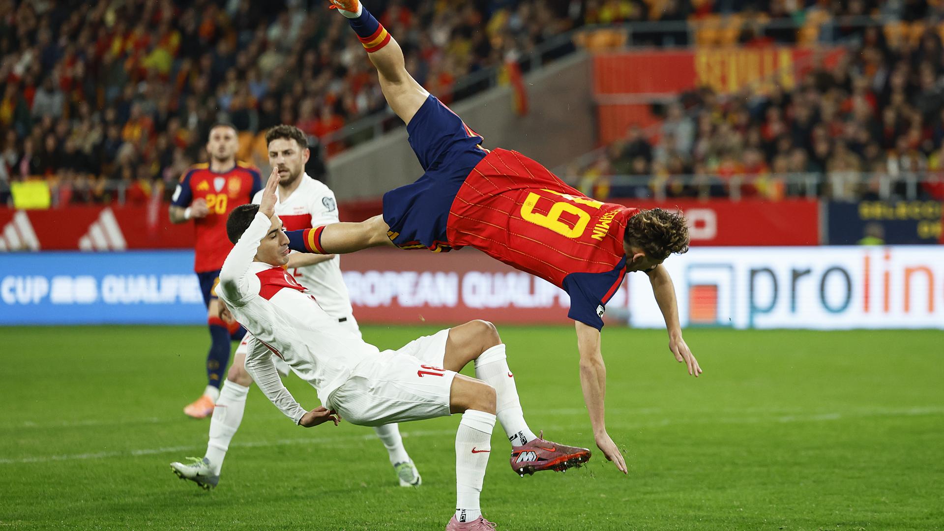 El centrocampista de la selección española de fútbol Fermín López lucha con el turco Mert Müldür, durante el encuentro /