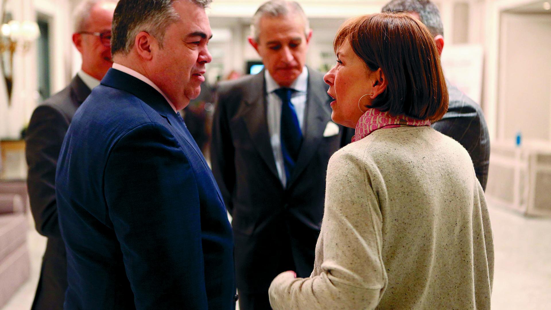Santos Cerdán y Uxue Barkos, hablando en 2020 en un hotel de Madrid, donde acudieron para un desayuno informativo protagonizado por la presidenta del Gobierno foral, María Chivite