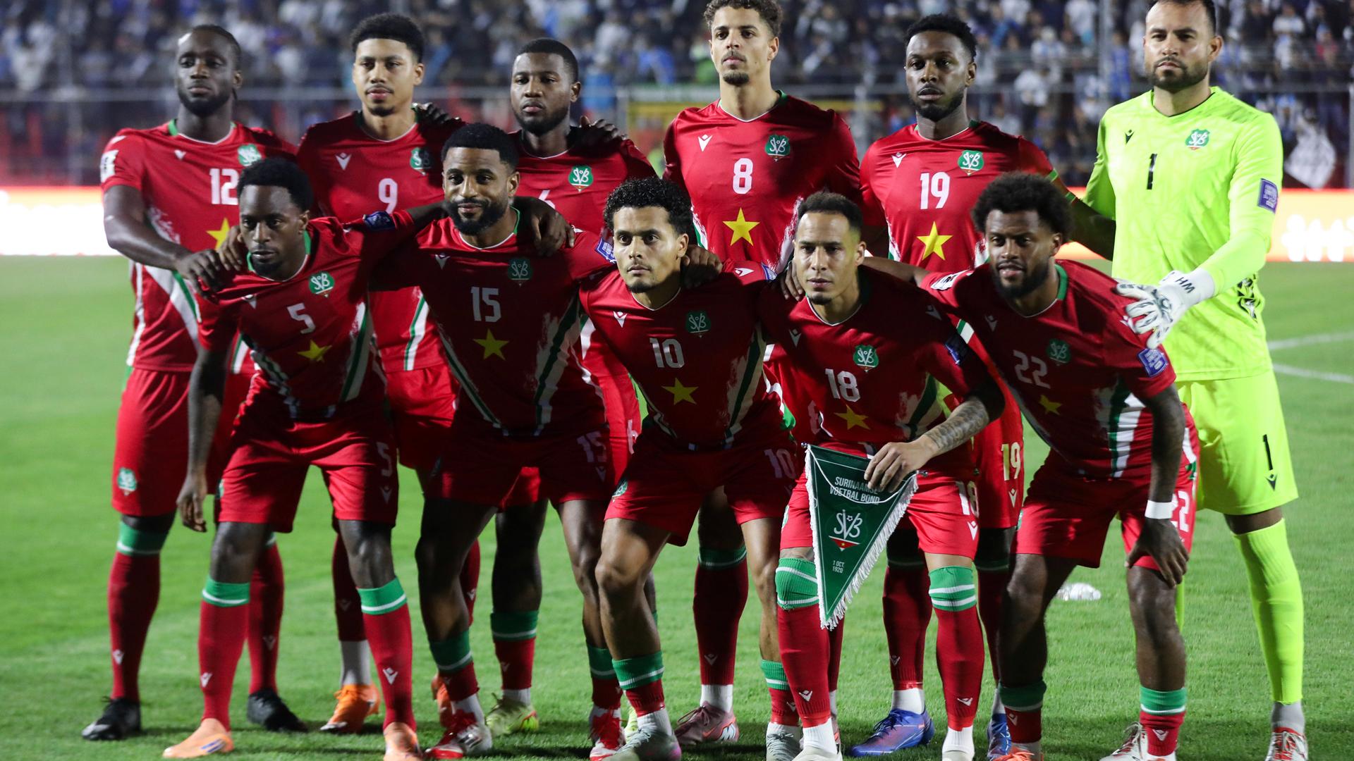 Jugadores de Surinam posan este martes, en un partido por las eliminatorias de Concacaf al Mundial 2026 entre Guatemala y Surinam en el estadio El Trébol, en Ciudad de Guatemala