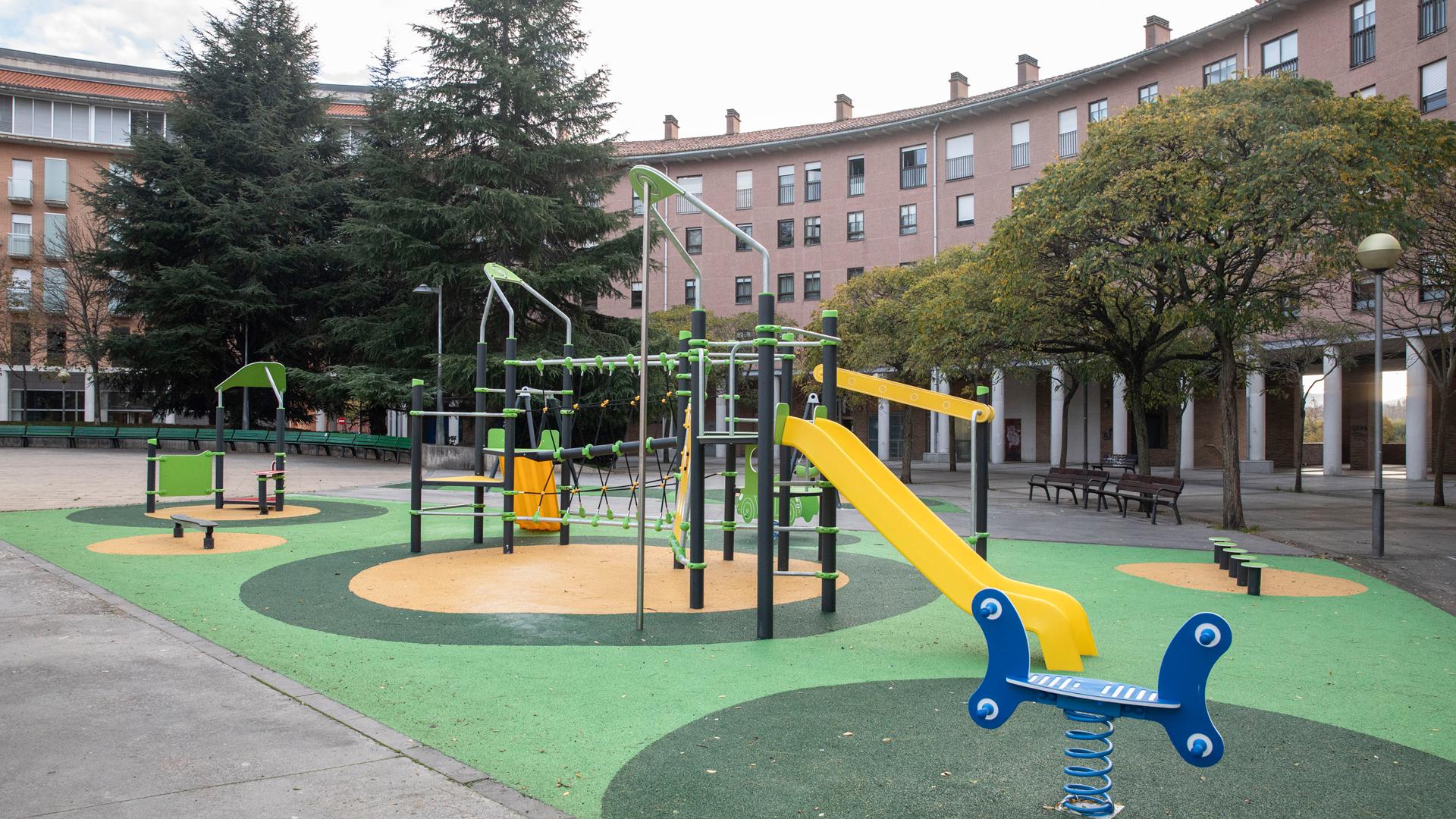 La plaza Iturriotzaga de la Rochapea estrena nuevo parque infantil tras la renovación de pavimentos y elementos de juego