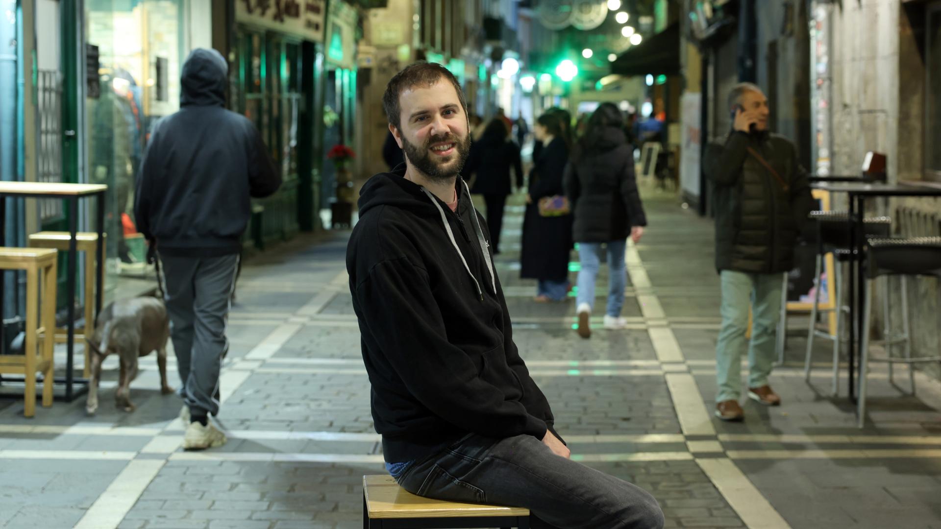 Pedro Garate, antes de presentar 'Iruña Zombi' en la librería Elkar de la calle Comedias de Pamplona