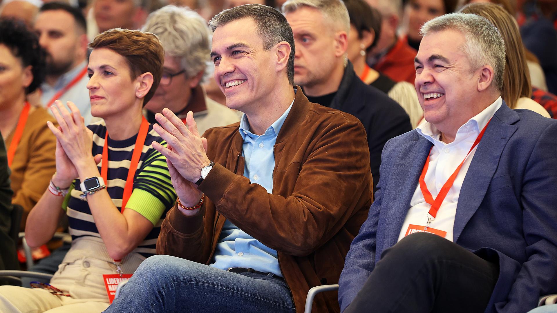 María Chivite, Pedro Sánchez y Santos Cerdán, el pasado 22 de marzo, en el Baluarte, en Pamplona, en el acto de clausura del congreso de los socialistas navarros.