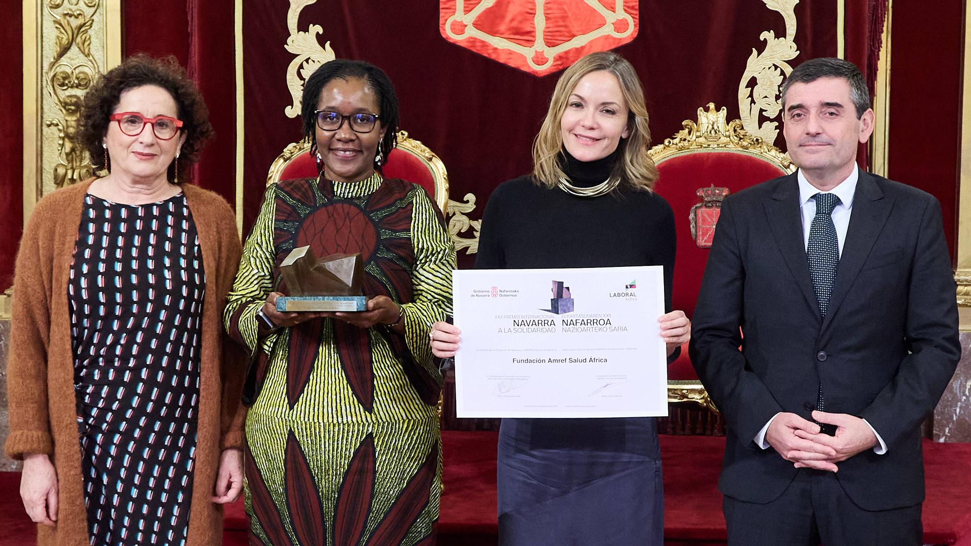 La consejera Carmen Maeztu entrega el premio a la Fundación Amref Salud África