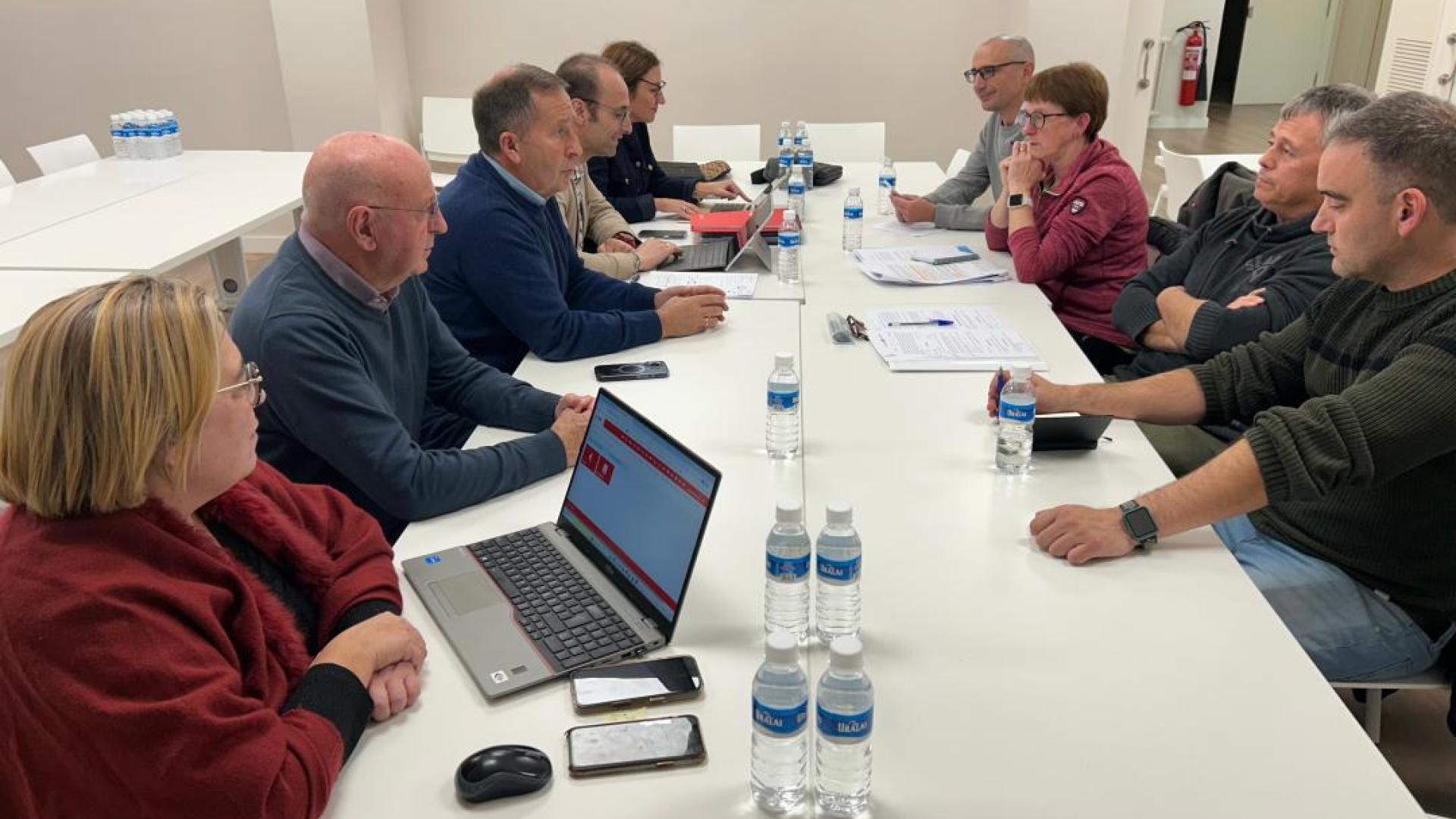 Rafa del Amo, tercero por la izquierda, y Jorge Aguirre, a su izquierda, lideraron la reunión con las familias