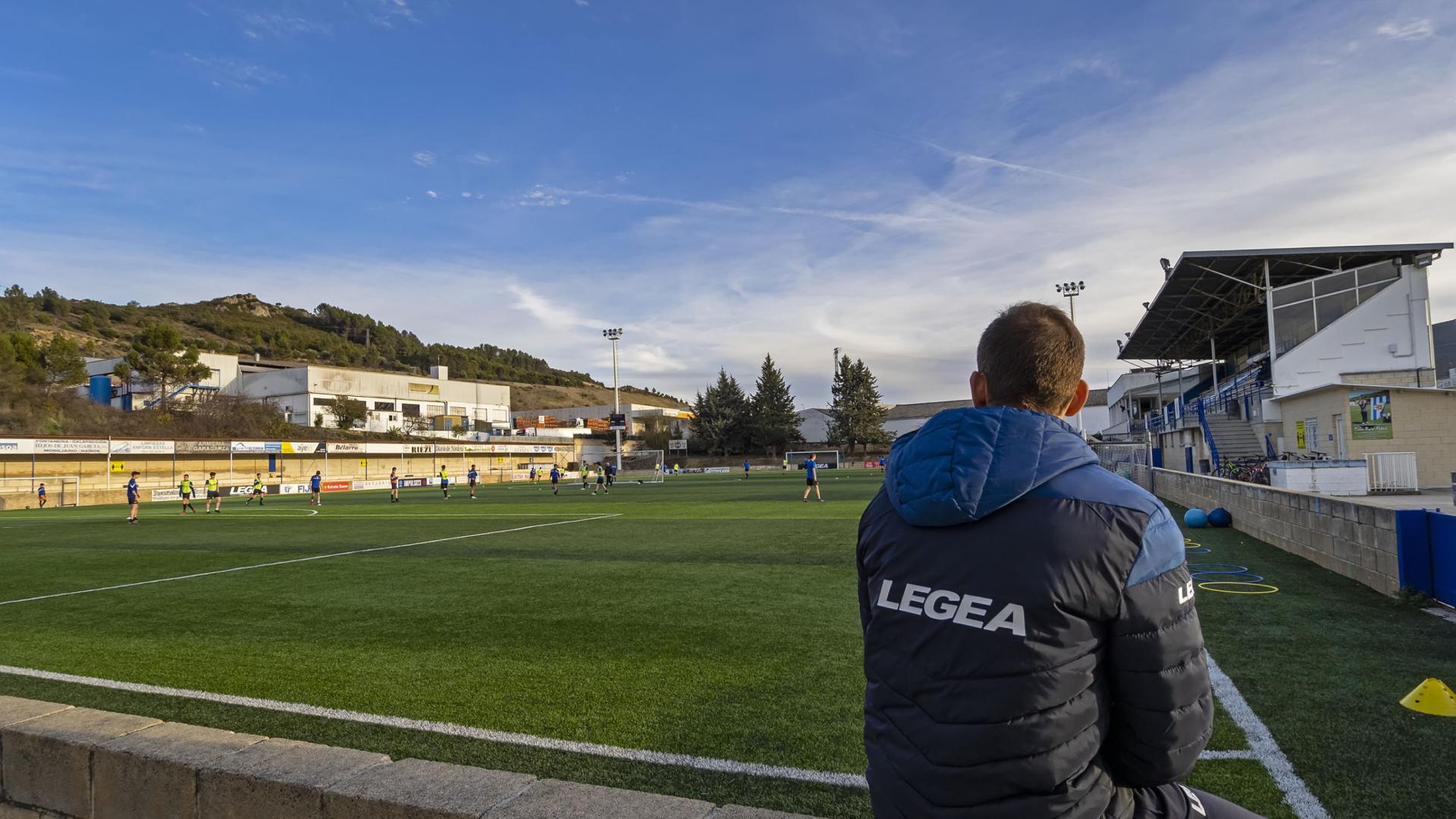 El muro que delimita la grada del terreno de juego en Merkatondoa