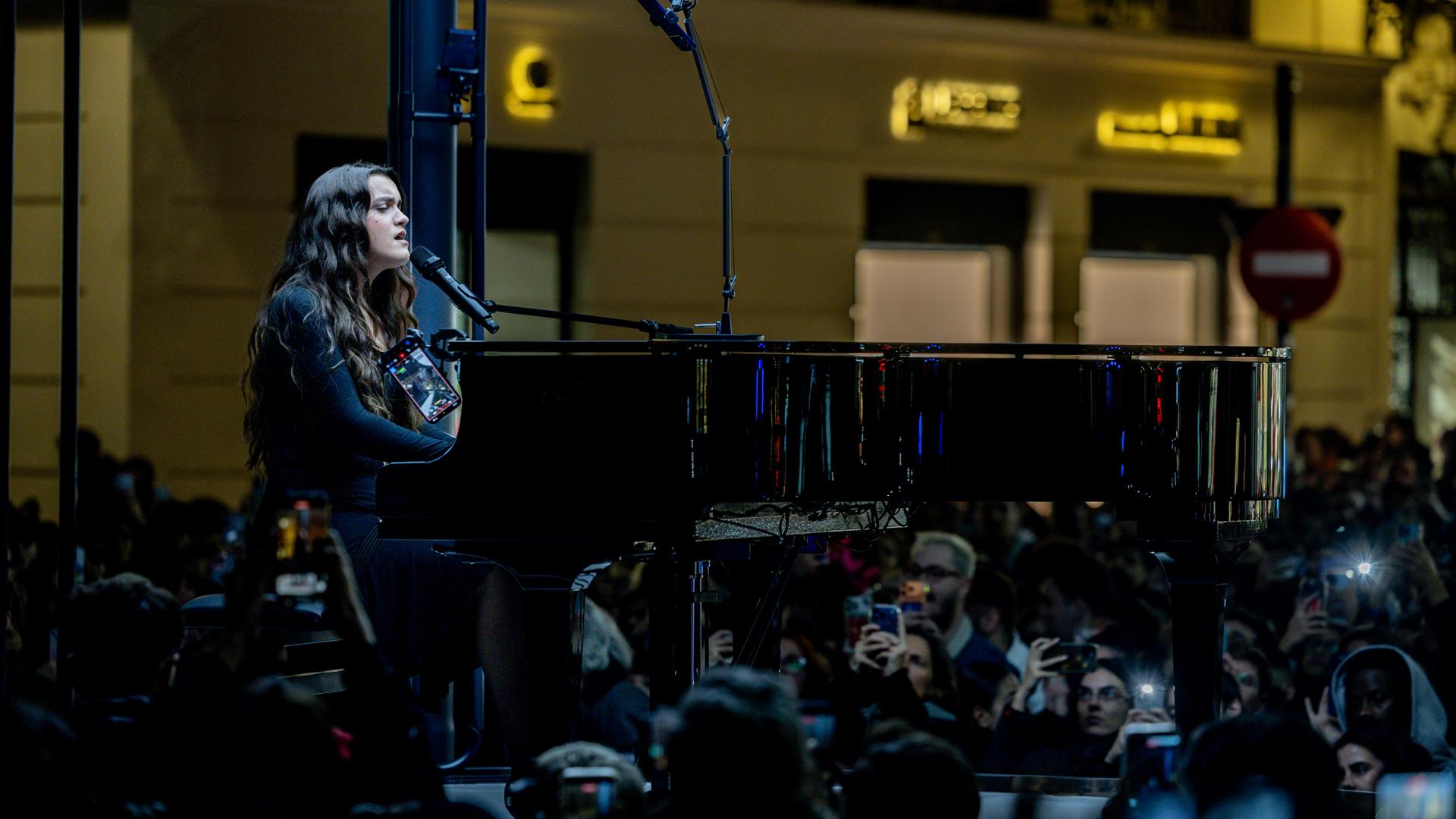 Amaia y su piano, en la emblemática Puerta del Sol de Madrid