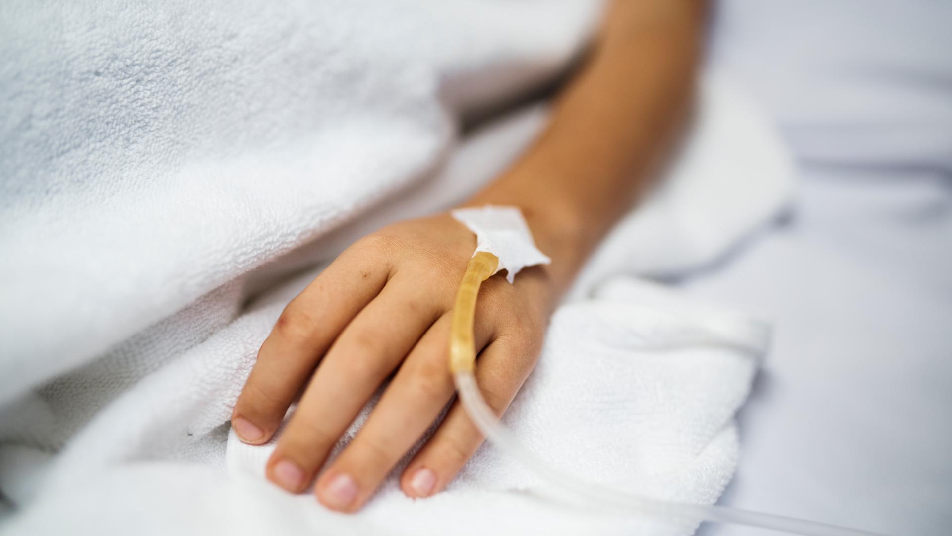 Un niño, recibiendo tratamiento médico en un hospital