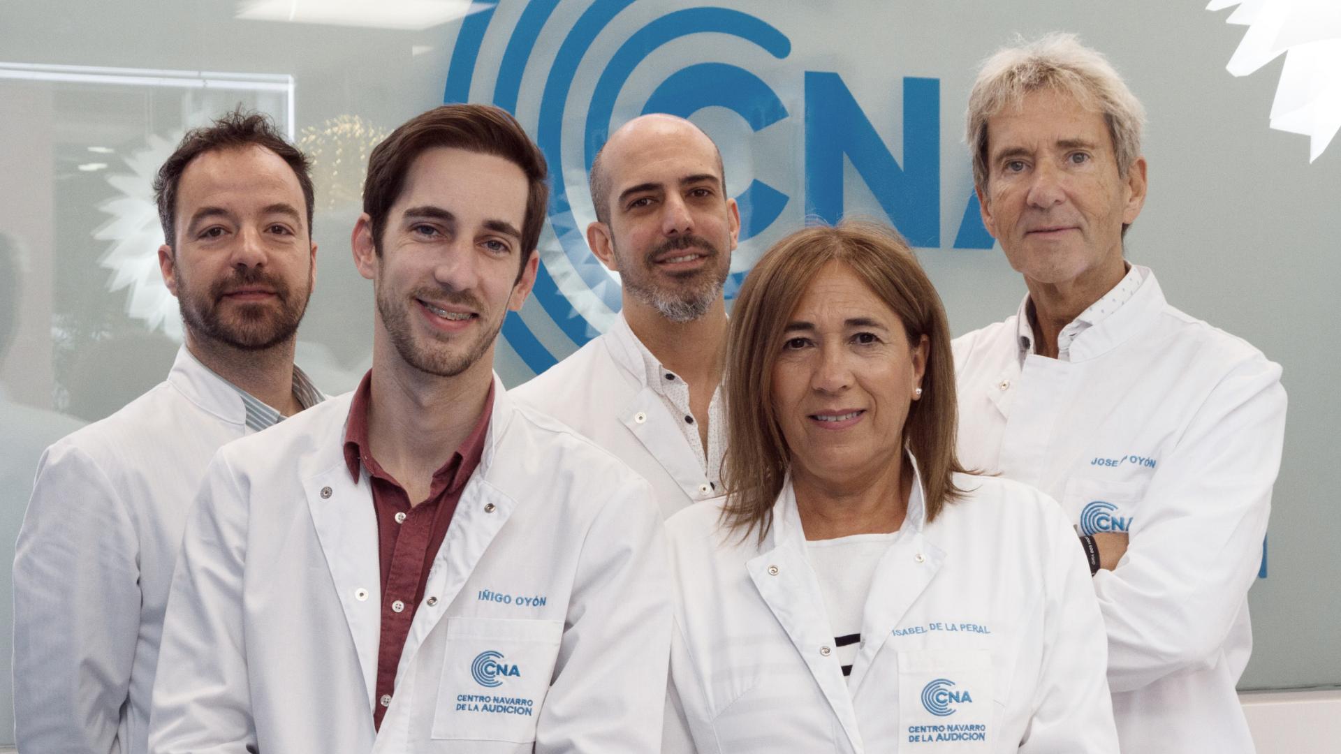 De izquierda a derecha, en primer plano, Iñigo Oyón e Isabel de la Peral. Al fondo, Tito Vidaurreta, Luis Rodríguez y José María Oyón
