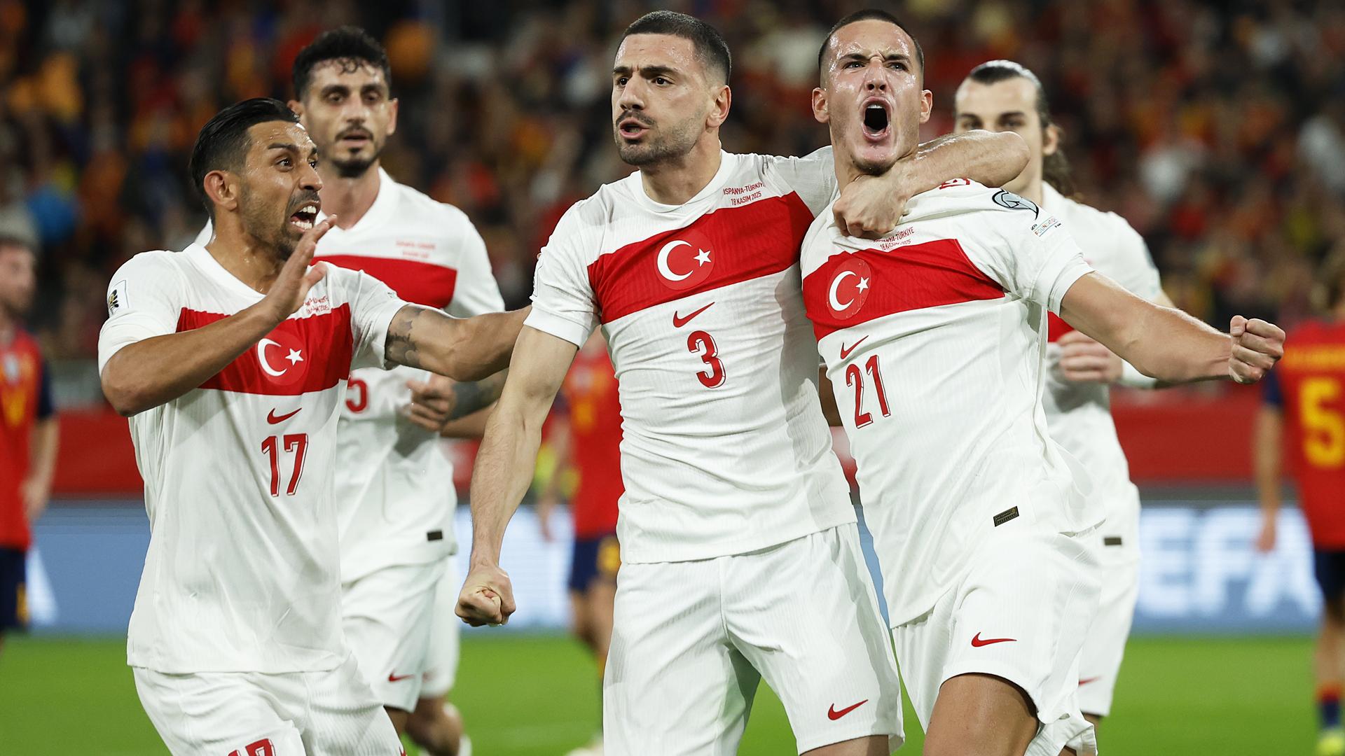Los jugadores de Turquía celebran uno de los goles anotados contra España en La Cartuja /