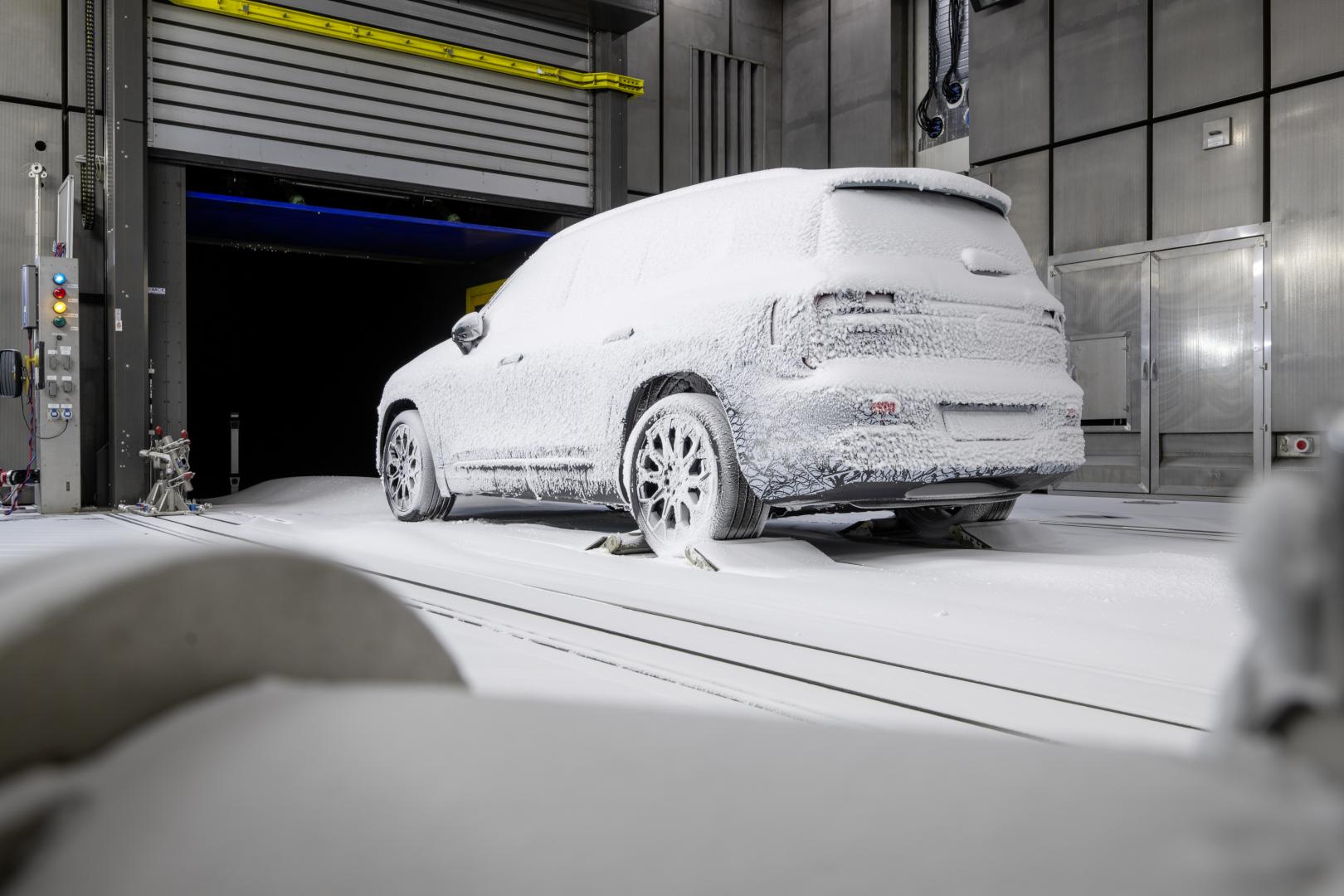 xThe all-new Mercedes-Benz GLB, Cold chamber Sindelfingen