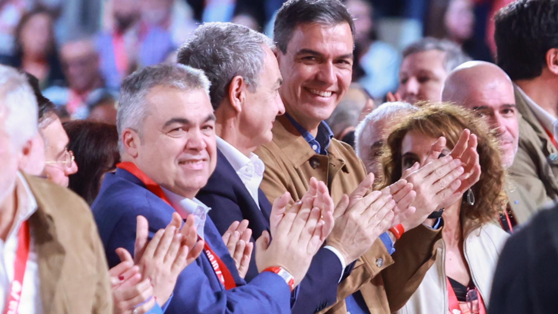 El secretario de Organización del PSOE, Santos Cerdán (i), el expresidene del gobierno José Luis Rodríguez Zapatero (c) y el presidente del Gobierno y secretario general, Pedro Sánchez(d), durante la inauguración del 41º Congreso Federal del PSOE en el Palacio de Congresos y Exposiciones, a 30 de noviembre de 2024 en Sevilla (Andalucía, España). El PSOE inaugura su 41 Congreso Federal en el que el partido cerrará filas y se volcará en apoyar a su líder, el presidente del Gobierno y secretario general, Pedro Sánchez. 30 NOVIEMBRE 2024 Rocío Ruz / Europa Press 30/11/2024 30 NOVIEMBRE 2024