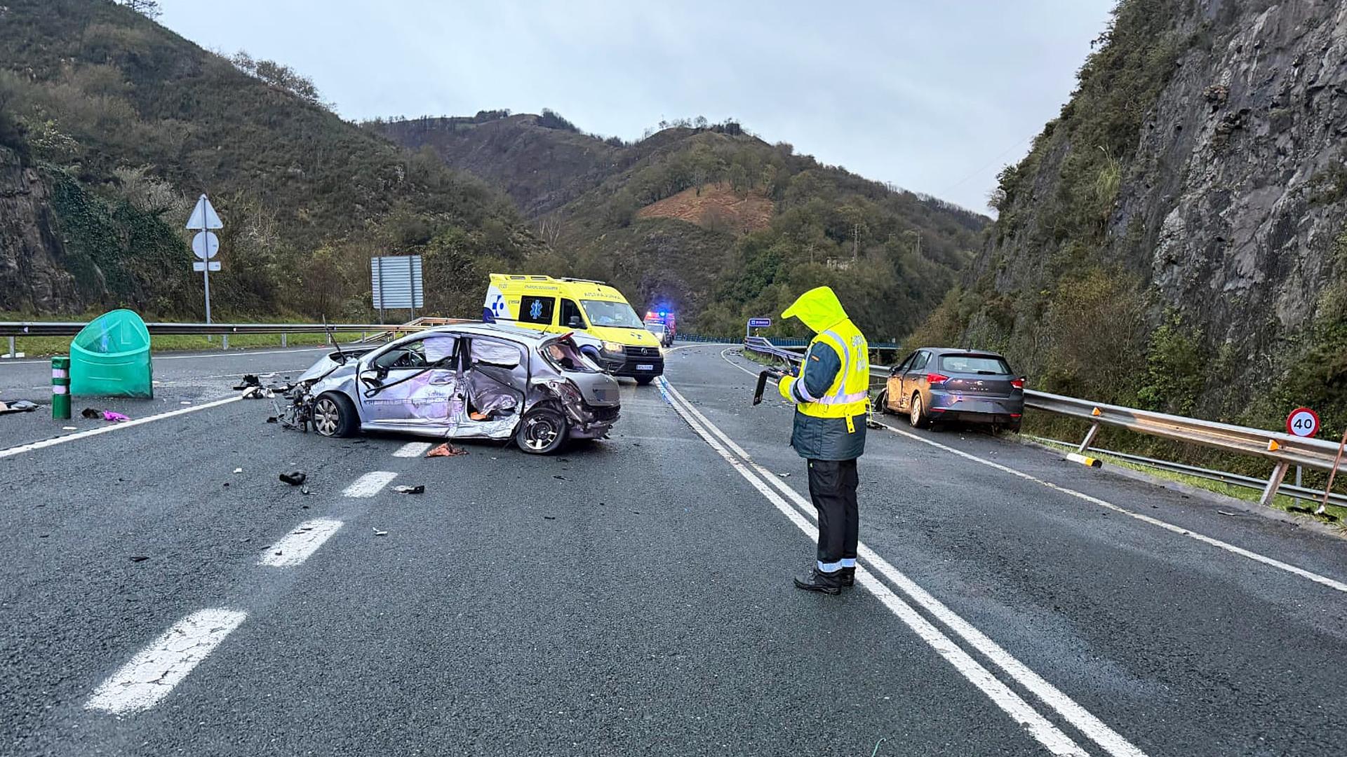 Un agente de la Guardia Civil atiende el accidente /