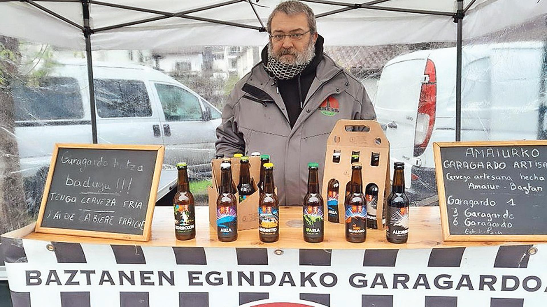 Imagen de Antton Harispe en su puesto de venta en la Feria de Lesaka.
