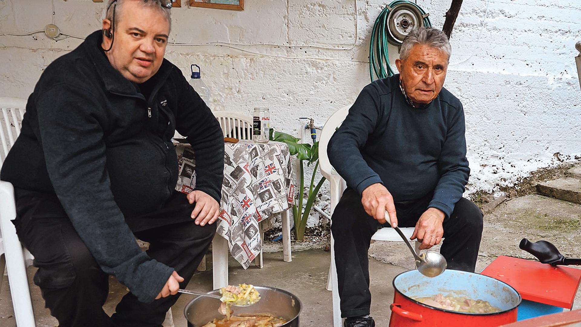 Luis Alberto González Medrano (izda.) y Vicente Campo Alegría prepararon ayer puchero de Lodosa en su forma más tradicional /