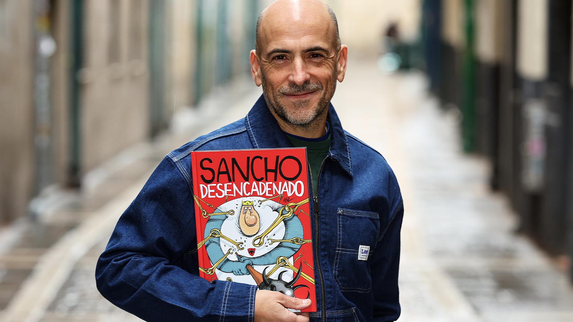 César Oroz muestra la portada de 'Sancho desencadenado'