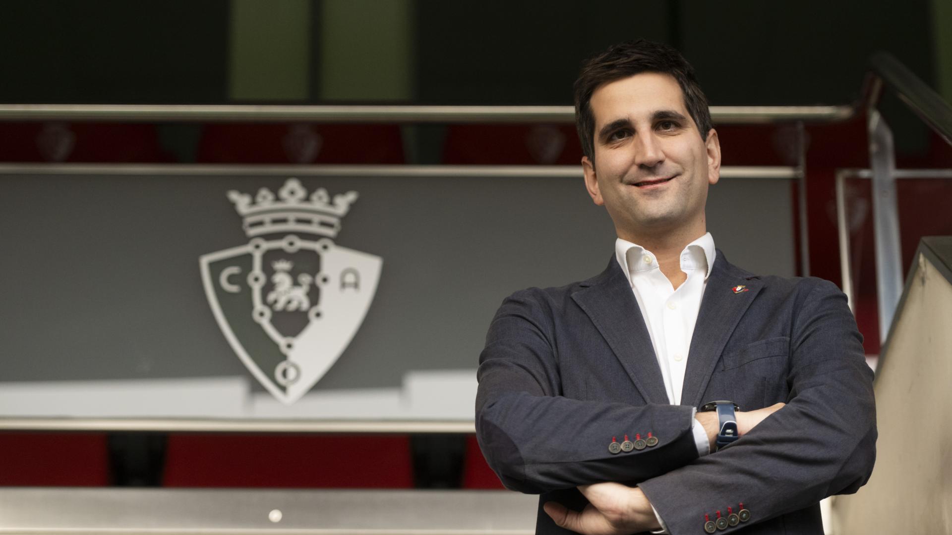 Rafa Sáenz, director financiero de Osasuna, en la zona del palco de El Sadar antes de la entrevista con Diario de Navarra