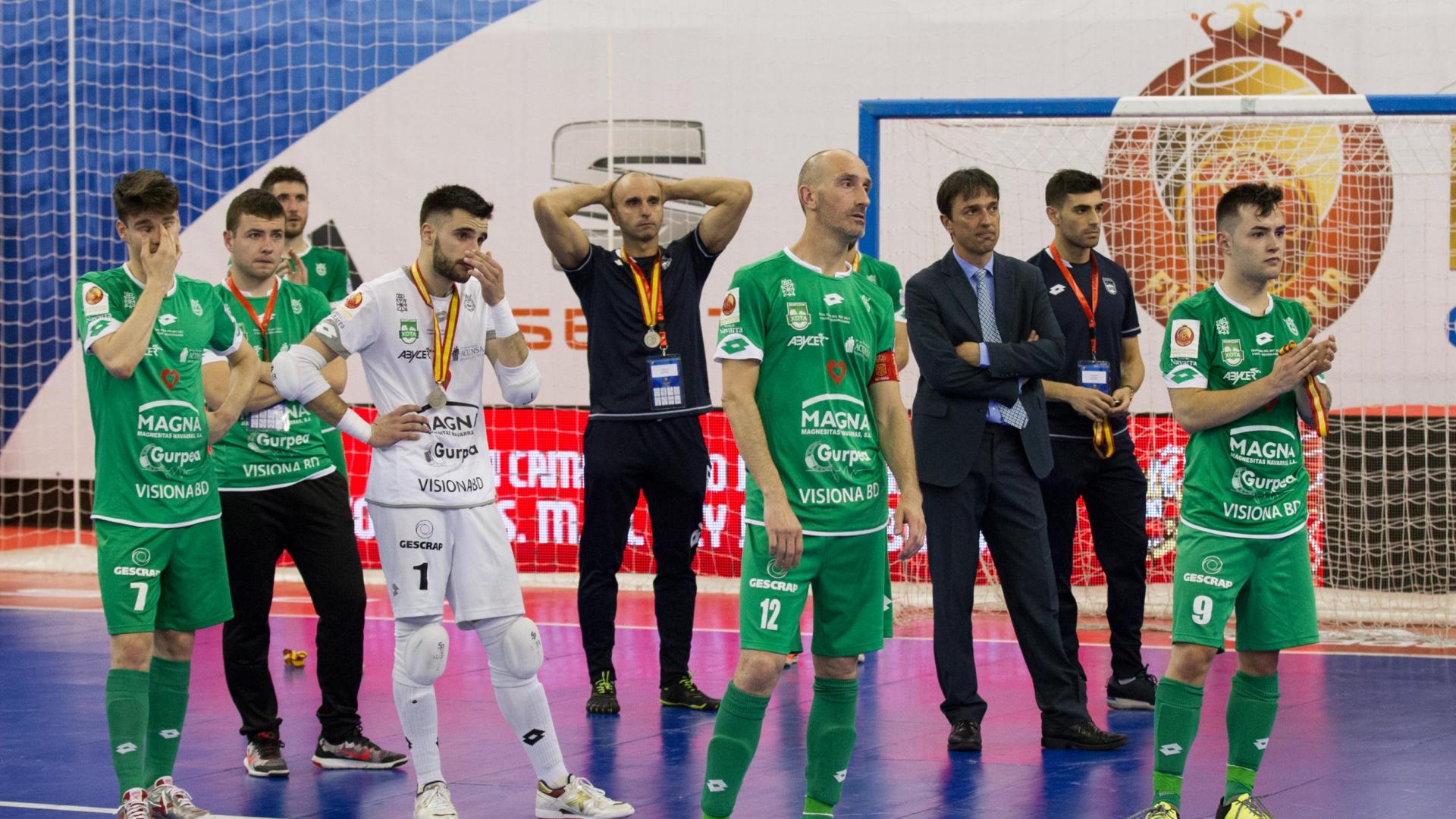 Los jugadores del C.D. Xota, abatidos, recogieron el trofeo de subcampeones de la Copa del Rey en 2017