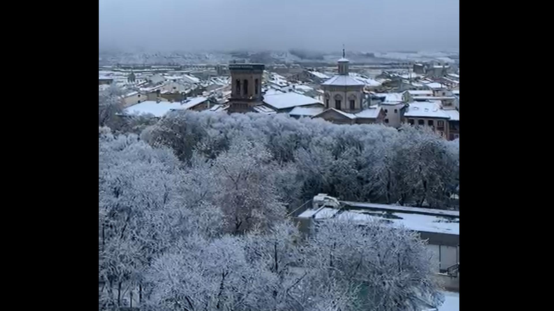 La ciudad amanecido blanca tras una nevada que se anticipa al invierno