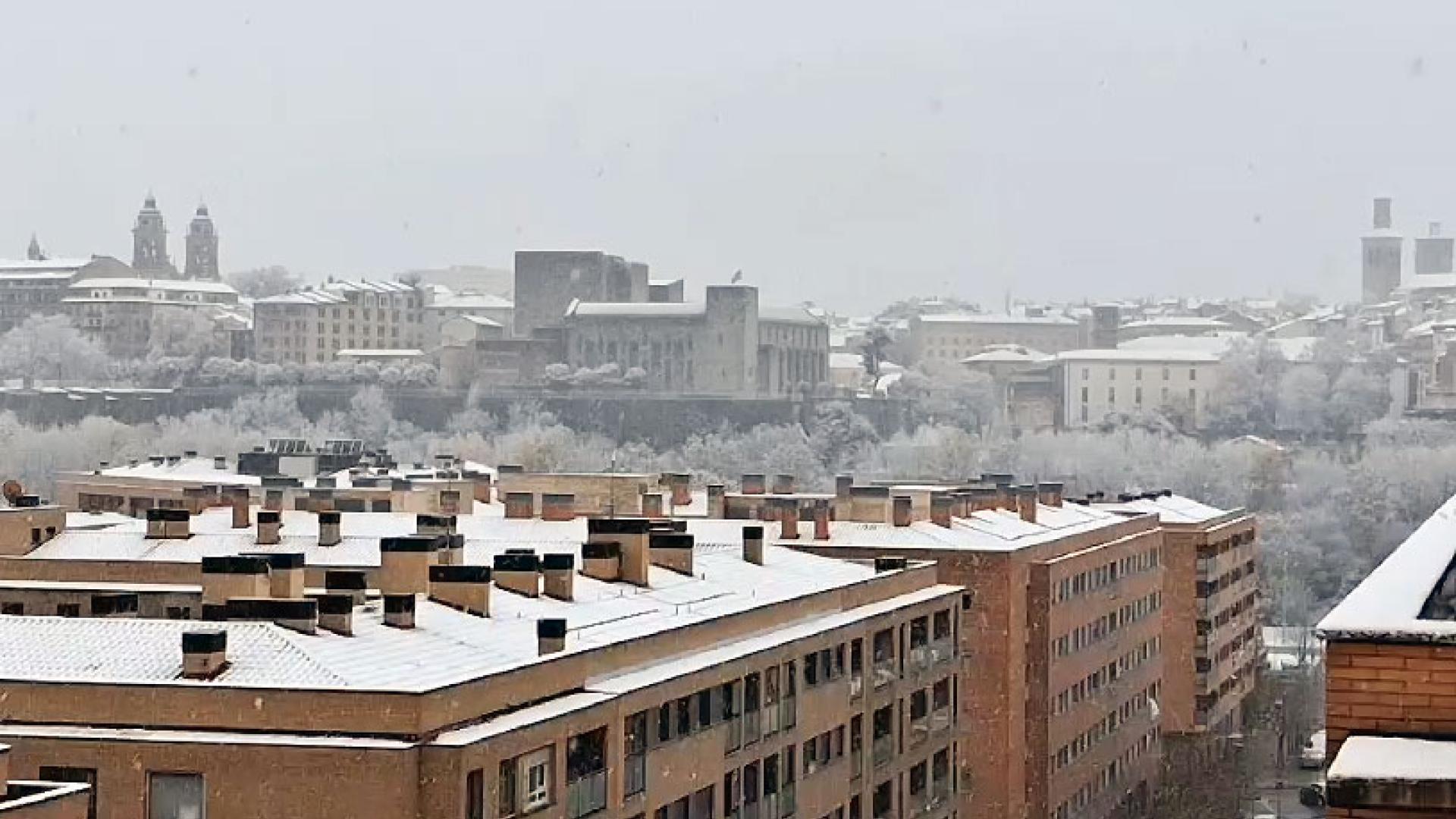 Vídeo de la intensa nevada registrada este viernes por la mañana en Pamplona, vista desde el barrio de la Rochapea.