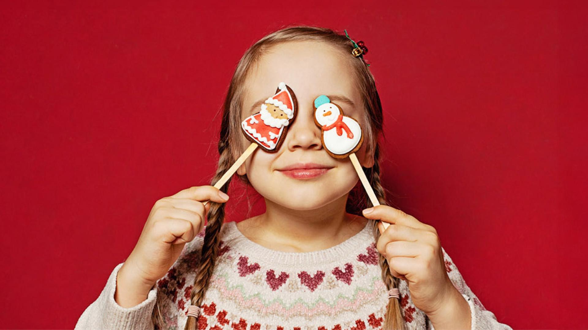 Una niña con piruletas