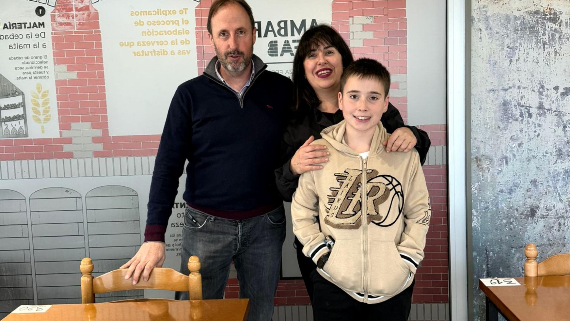 En la imagen, José Luis Lara (segunda generación de la familia fundadora), Larraitz Echabe (titular del negocio) y el hijo de José Luis, Gorka Lara, joven promesa de la familia hostelera.